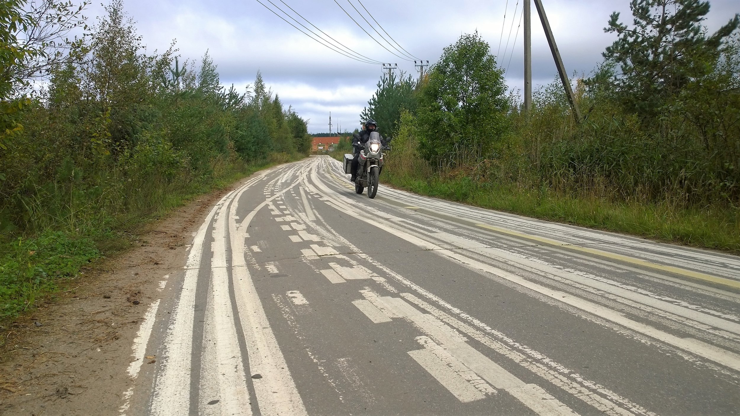 Sulkuviivan ylitys on venäjällä erittäin vakava rikos, josta kortti lähtee saman tien... Tässä tapauksessa miliisit selvästi rakensivat ansan :)