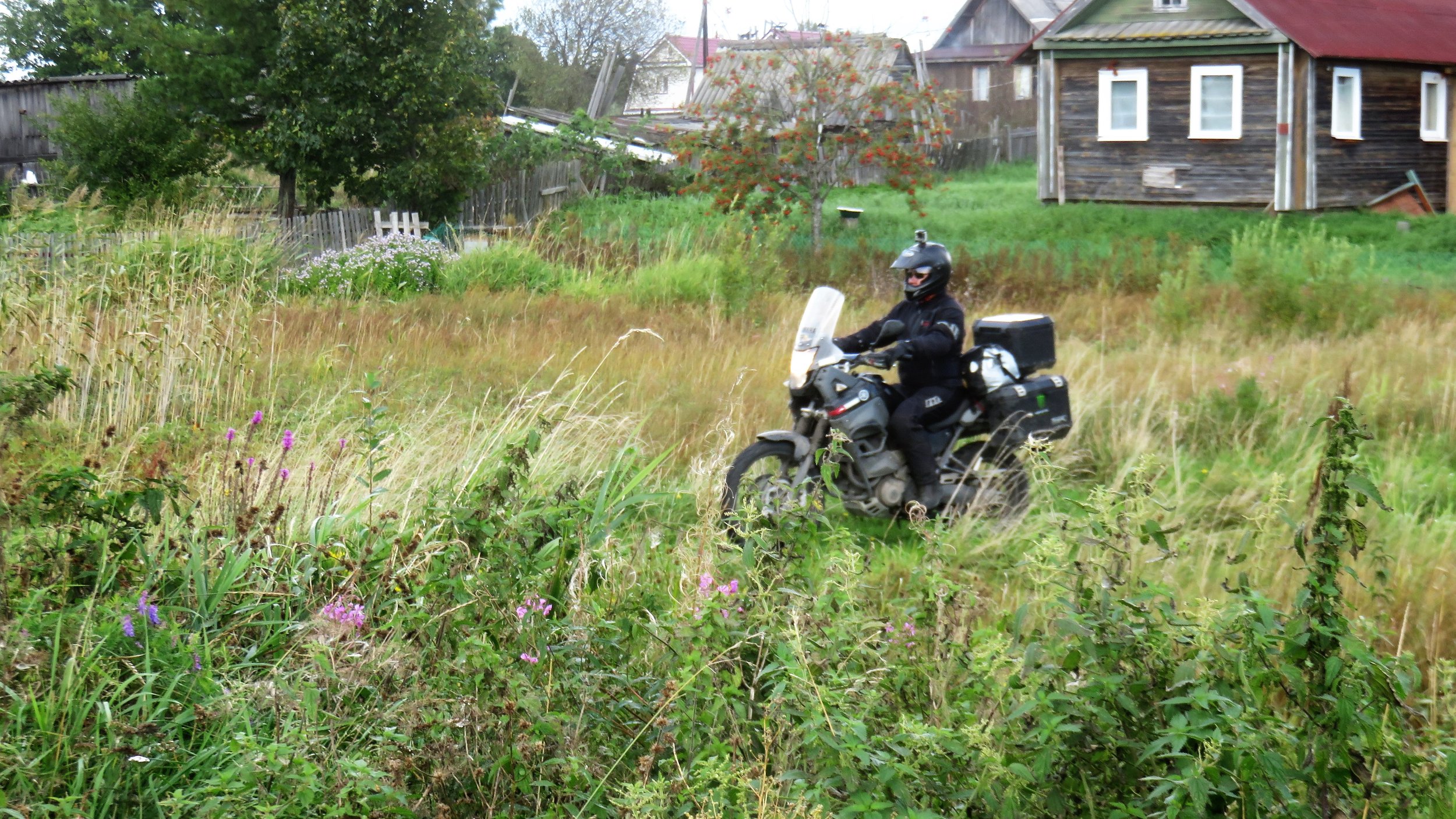 Matka jatkuu ojista huolimatta jos vaan uskaltaa painaa kaasua :) Tämänkaltaisella matkalla pärjää parhaiten all-road / Adventure pyörällä - 450cc ja yli, aina 1200 gessuihin saakka...