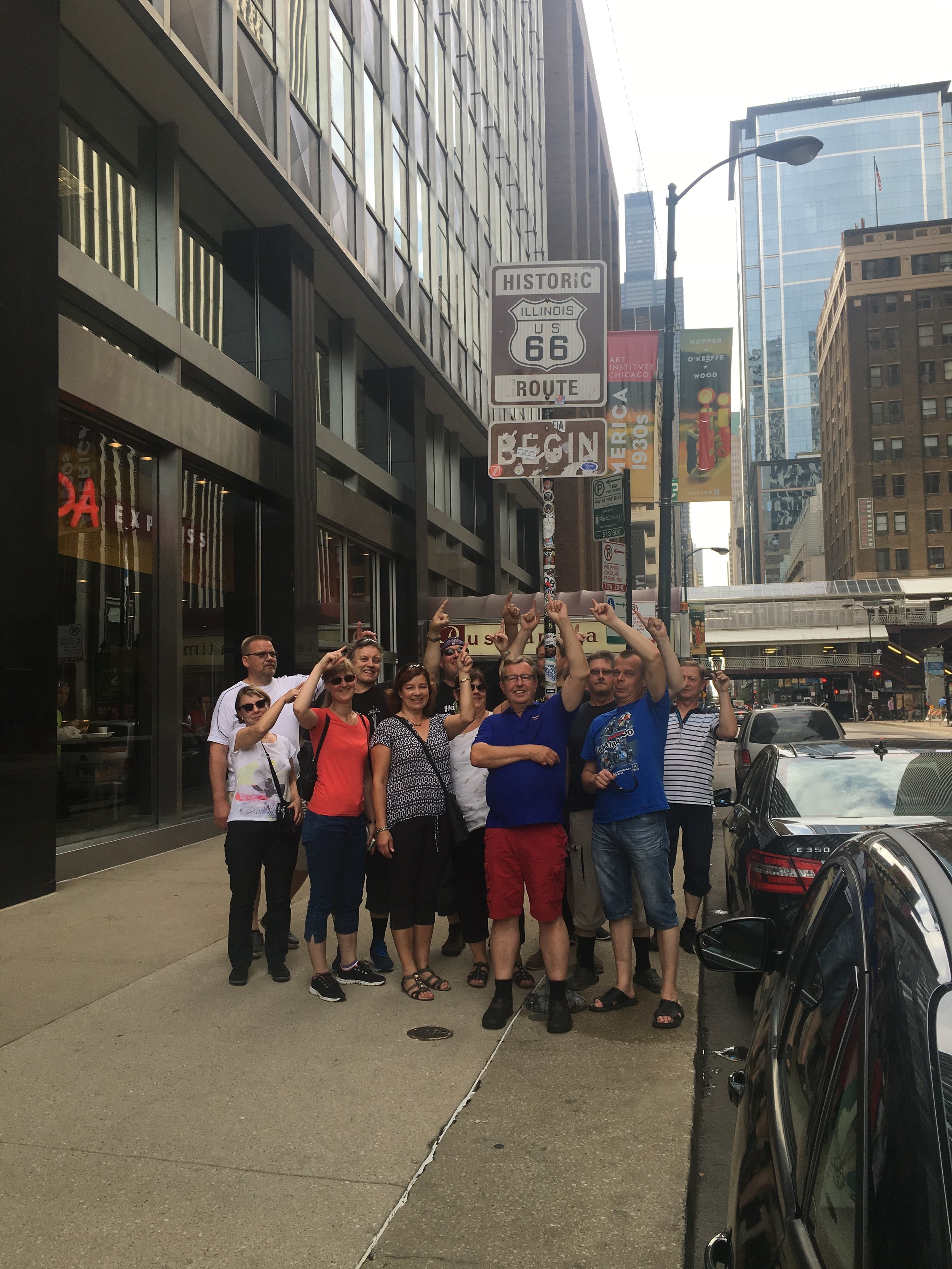 Hilpeä joukkomme Route66 signilla. Willis Tower häämöttää merkin ja katulampun välissä. Paikallinen kaveri neuvoi, että kädet on oltava ylhänä, muuten joku saattaa erehtyä luulemaan tankotanssijaryhmäksi!