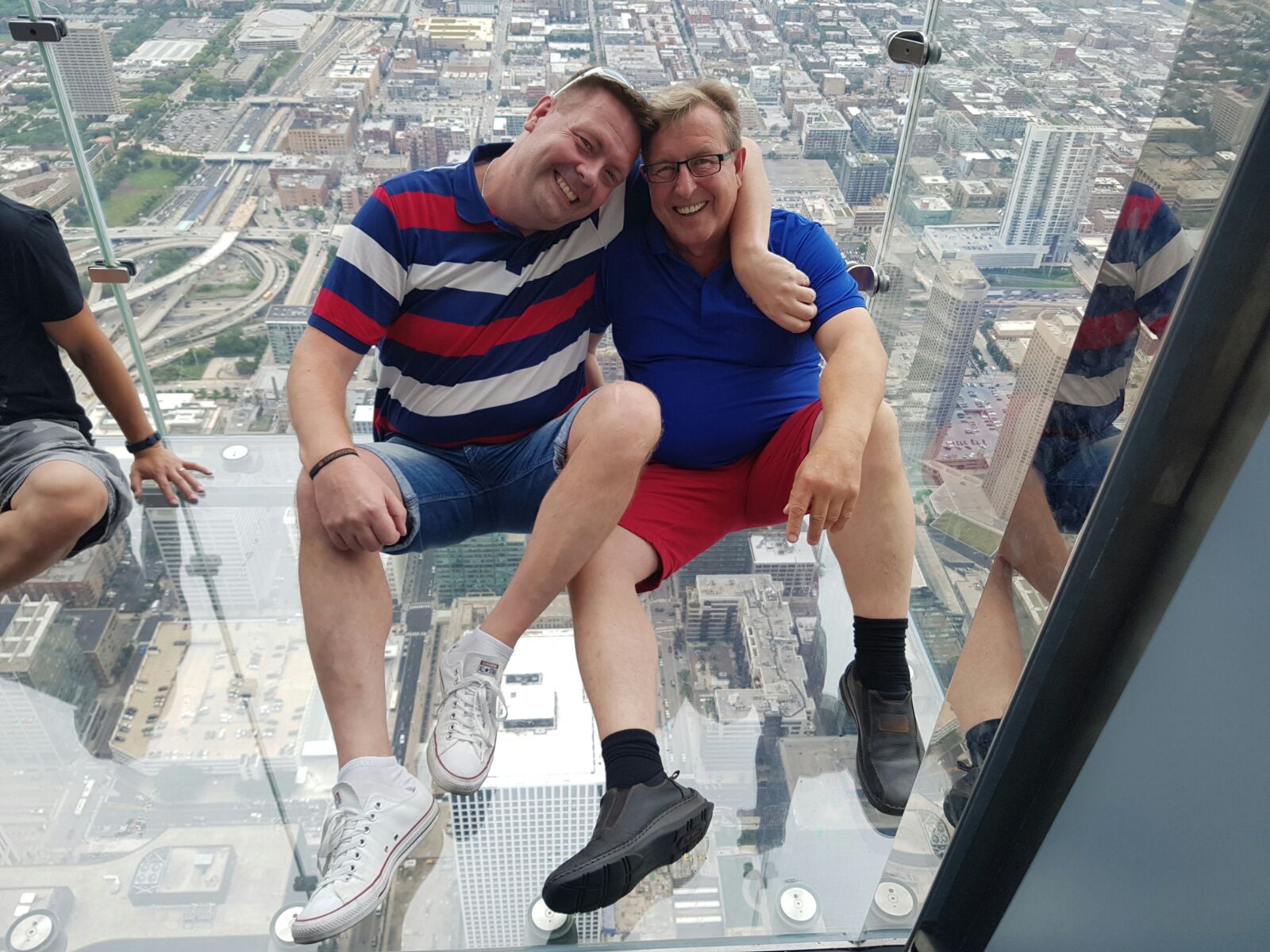 Willis Tower valloitettu, Mika & Leo pelkäämässä lasiparvekkeella.