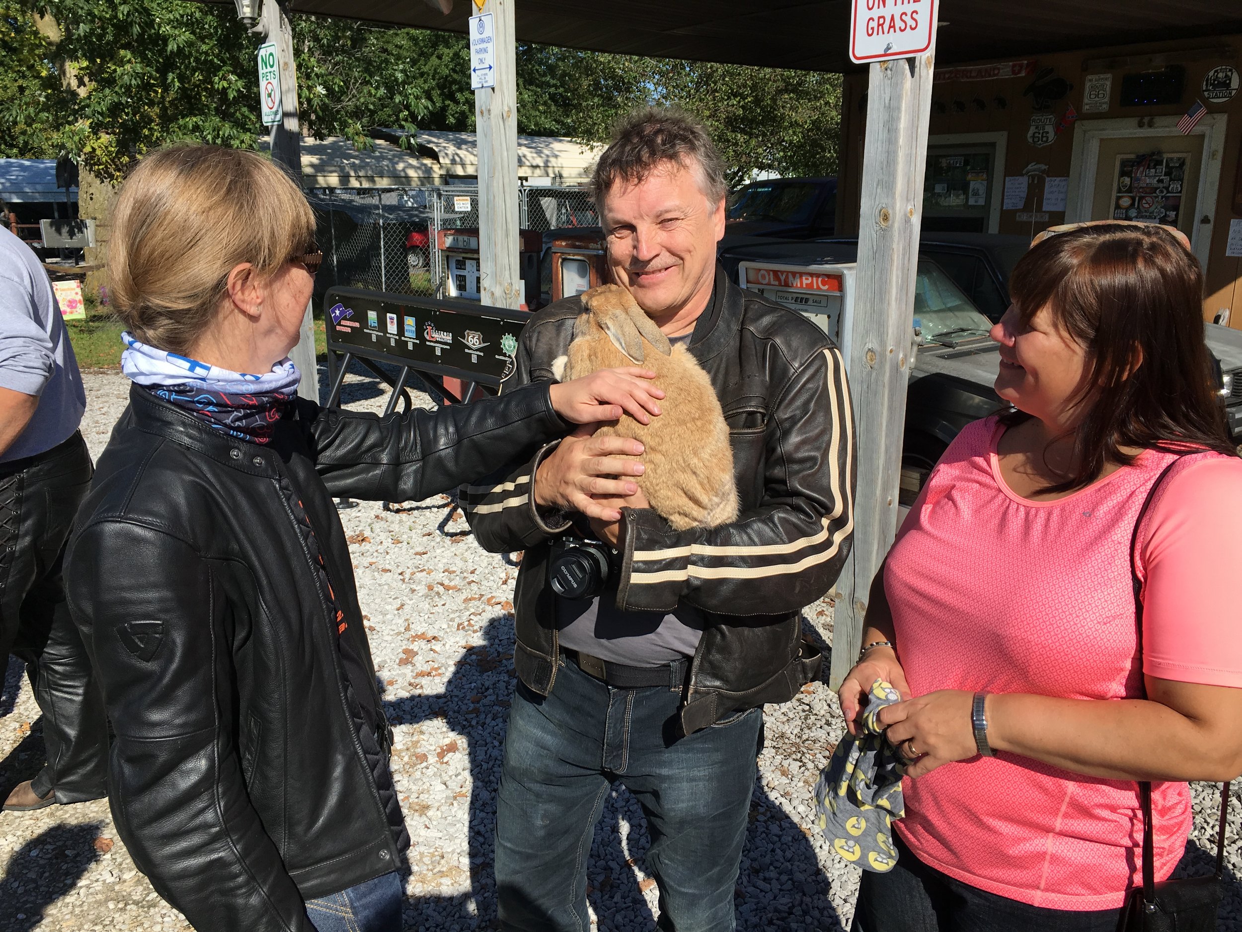 Anne, Matti, Gizmo (Matin sylissä) sekä Outi. Gizmo näyttää siltä että jos se olisi kissa, niin se kehräisi ;)