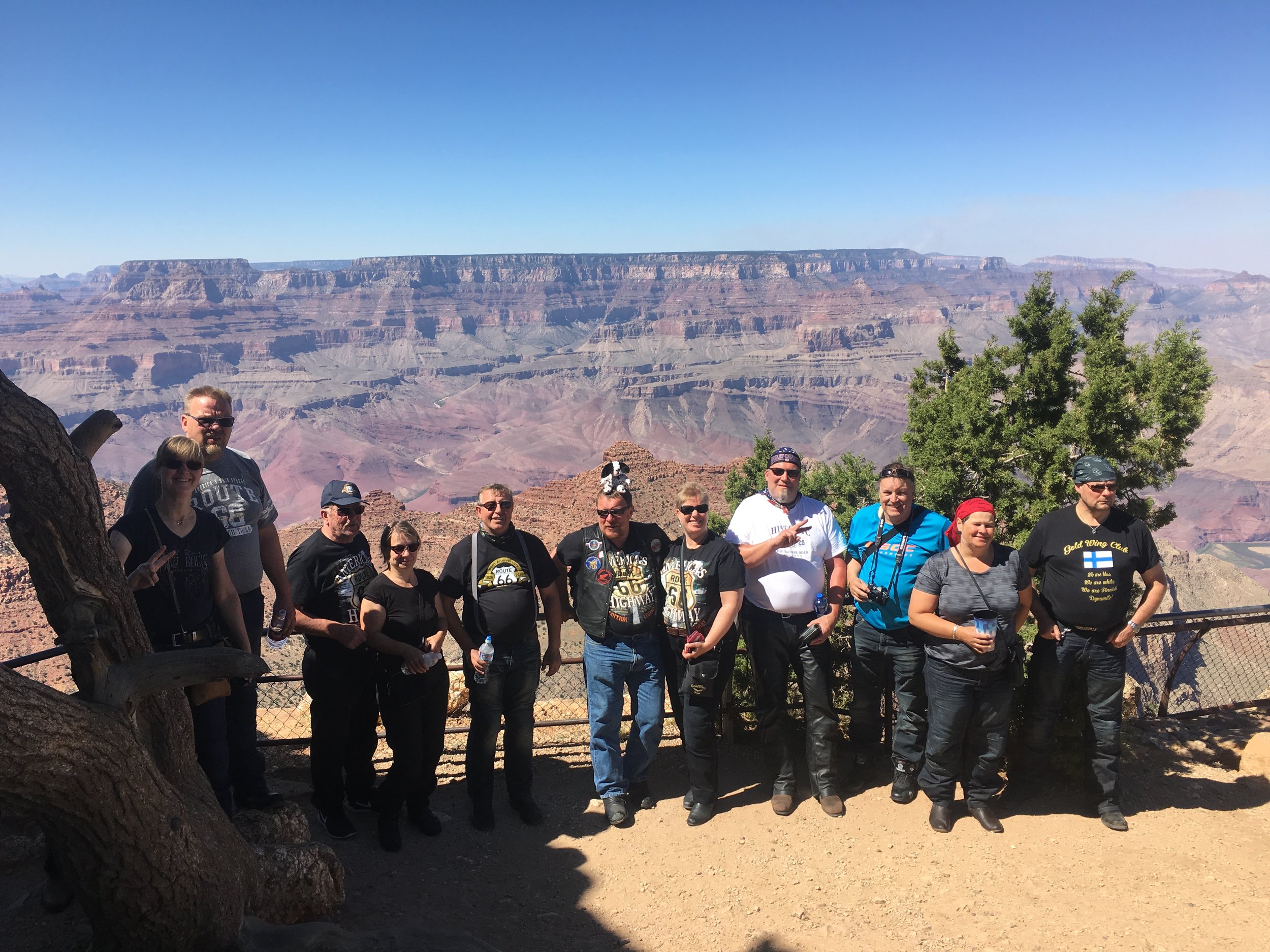 Osa ryhmästä malttoi tulla kuvaan Grand Canyonilla