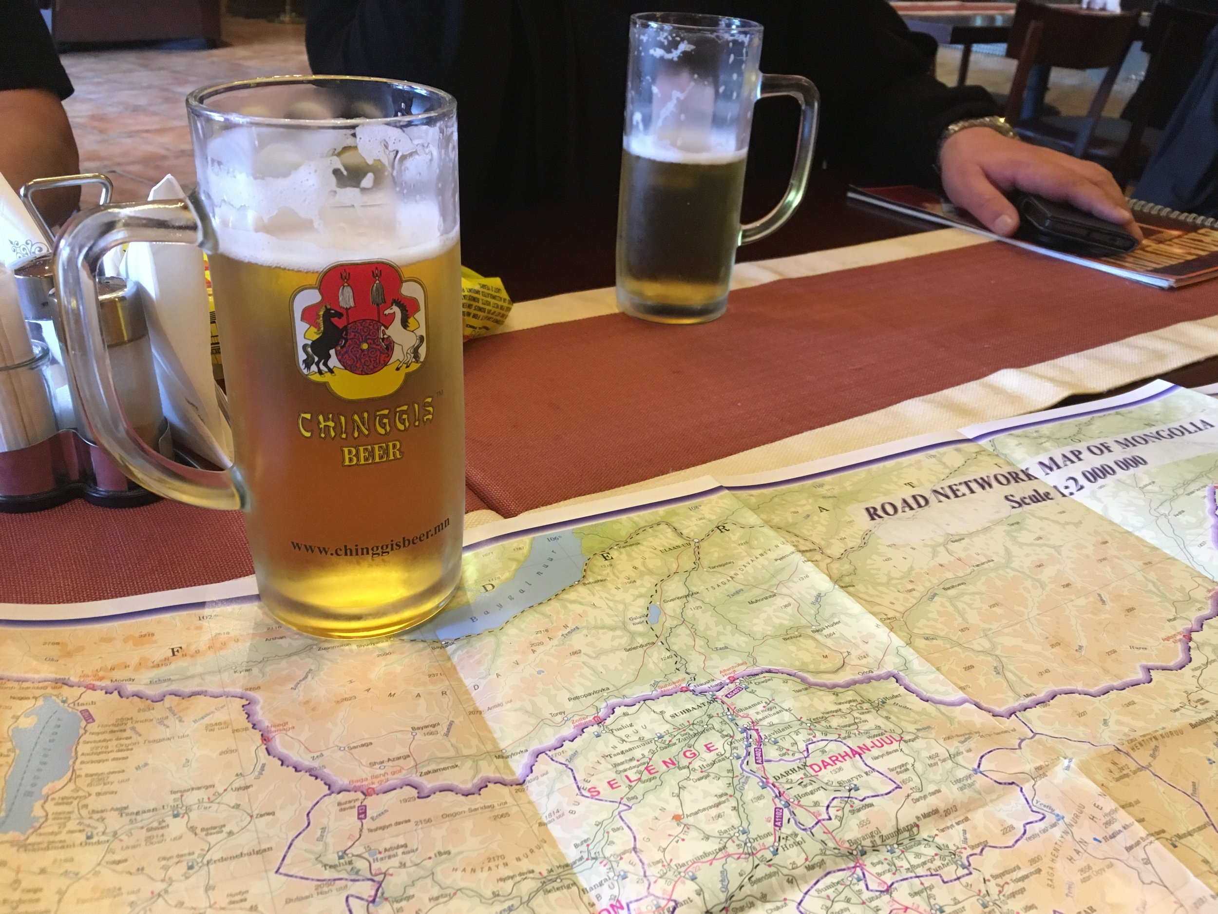 Chinggis olut kylmänä on erinomaisen maukas... Mongolian tiekartta on ainoastaan suunta antava, sillä teitä ei Mongoliassa tunnetusti paljon ole...