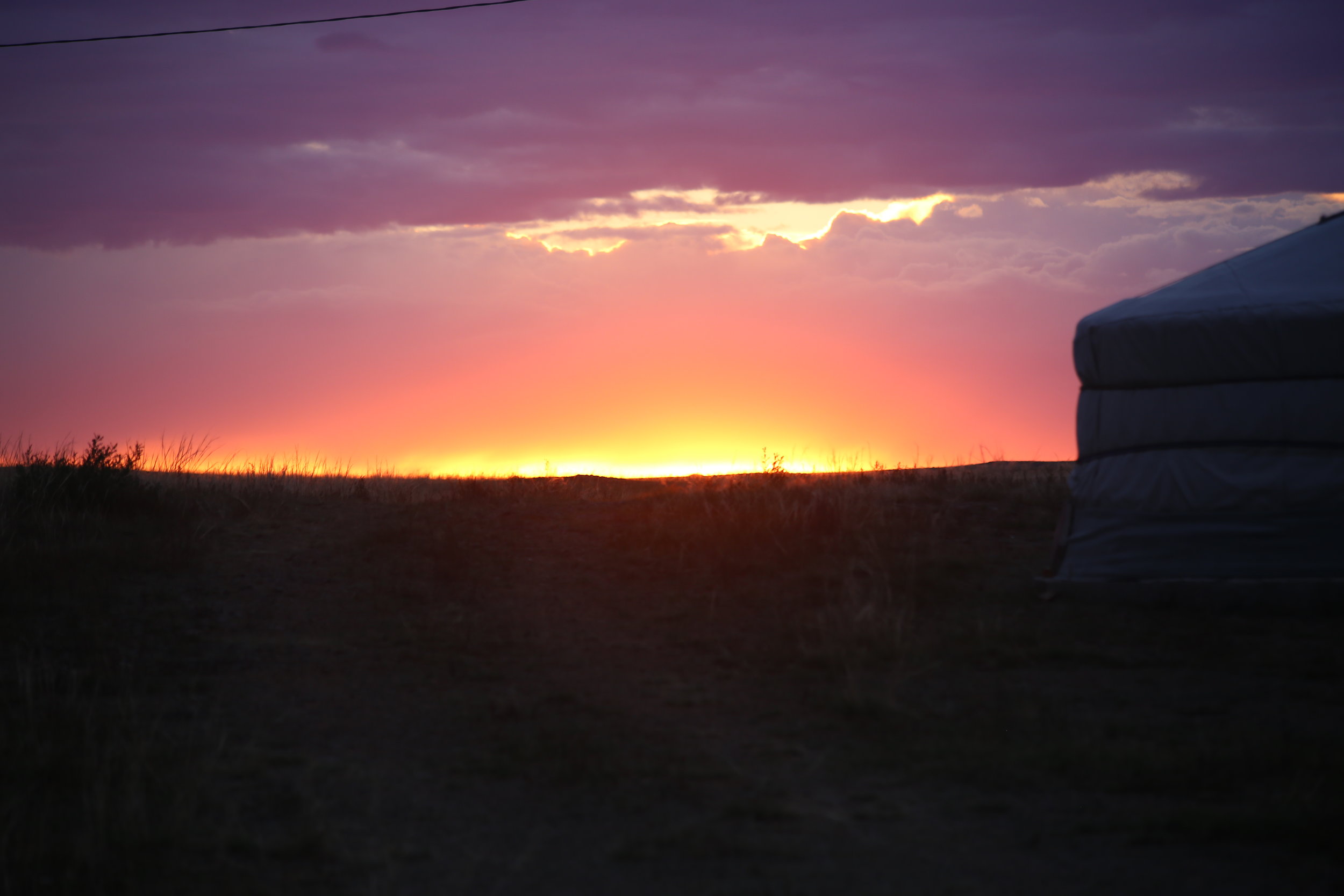 Auringonlaskut Mongoliassa on jotain aivan uskomatonta ja sitä ei voi sanoin kuvata...