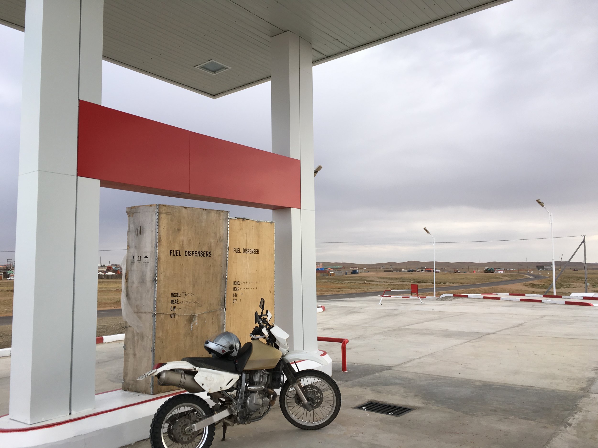 Bensan kanssa Mongoliassa voi tulla yksinmatkustavalla nopeasti äitiä ikävää :) Monet asemat on kiinni ja kylien väli voi olla jopa satoja kilometriä... Huoltoautossa meillä oli mukana aina noin 150 litraa löpöä ja tietysti tankattiin aina mahdollisuuksien mukaan...