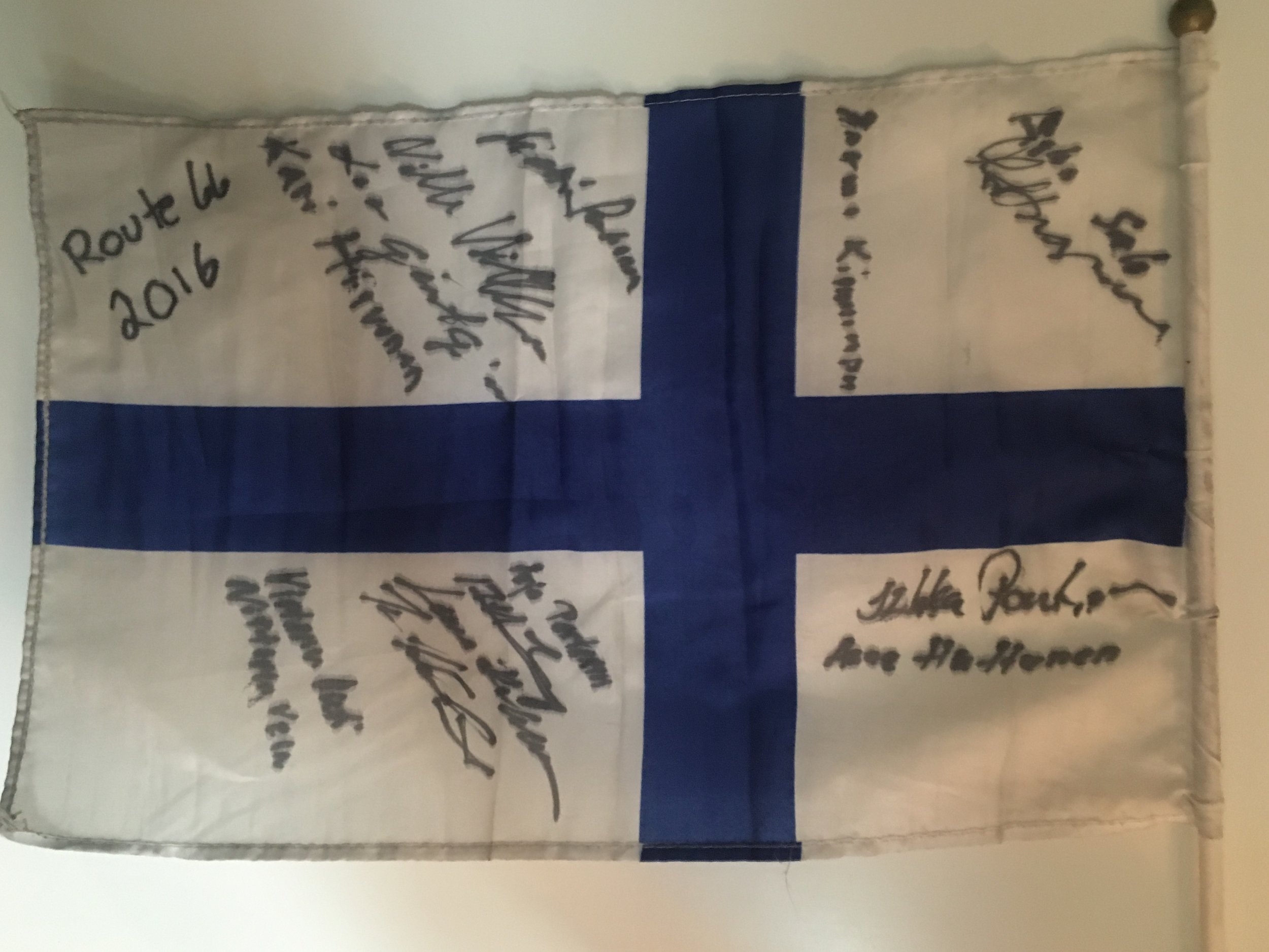 Nimet matkanjohtajan lippuun muistoksi, tällä porukalla ja lipulla on matkattu mantereen halki!
