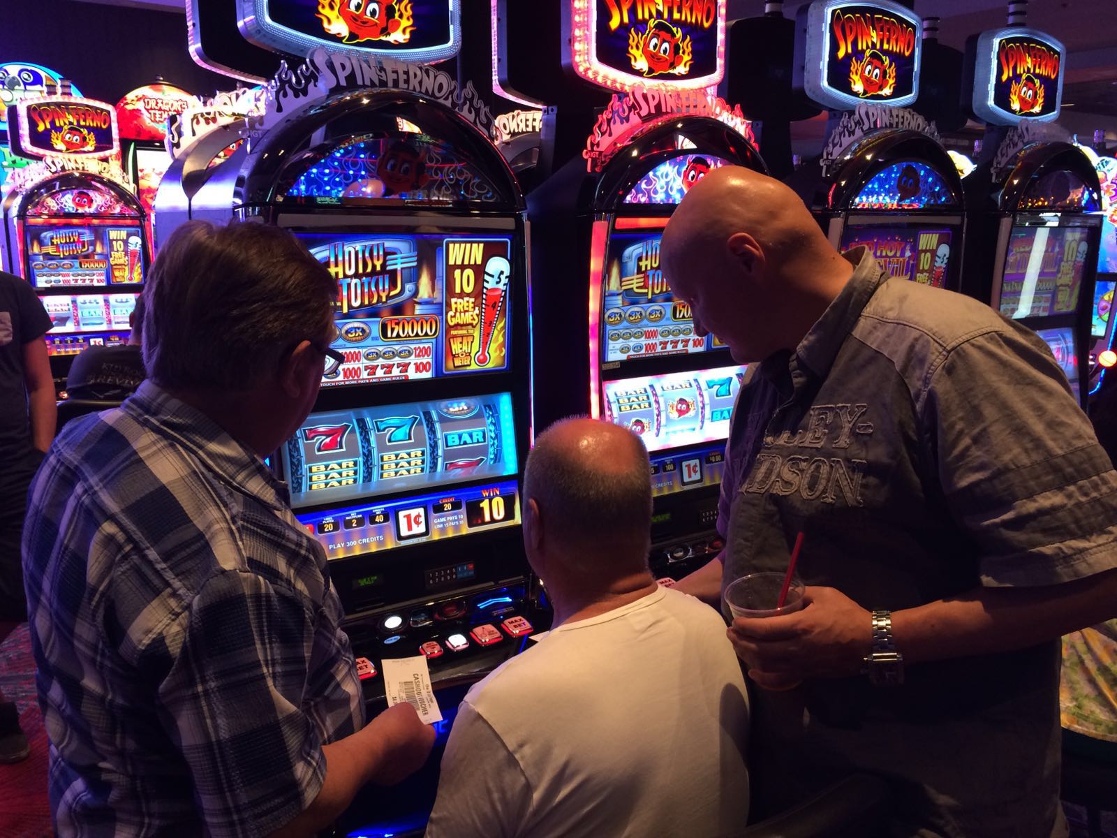 Arvo, Leo ja Lasse tyhjentämässä Grand Casinon taalaholveja :)