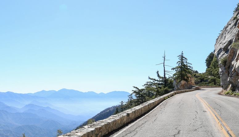 Angels Crest Highway on monella mutkalla upeissa maisemissa.