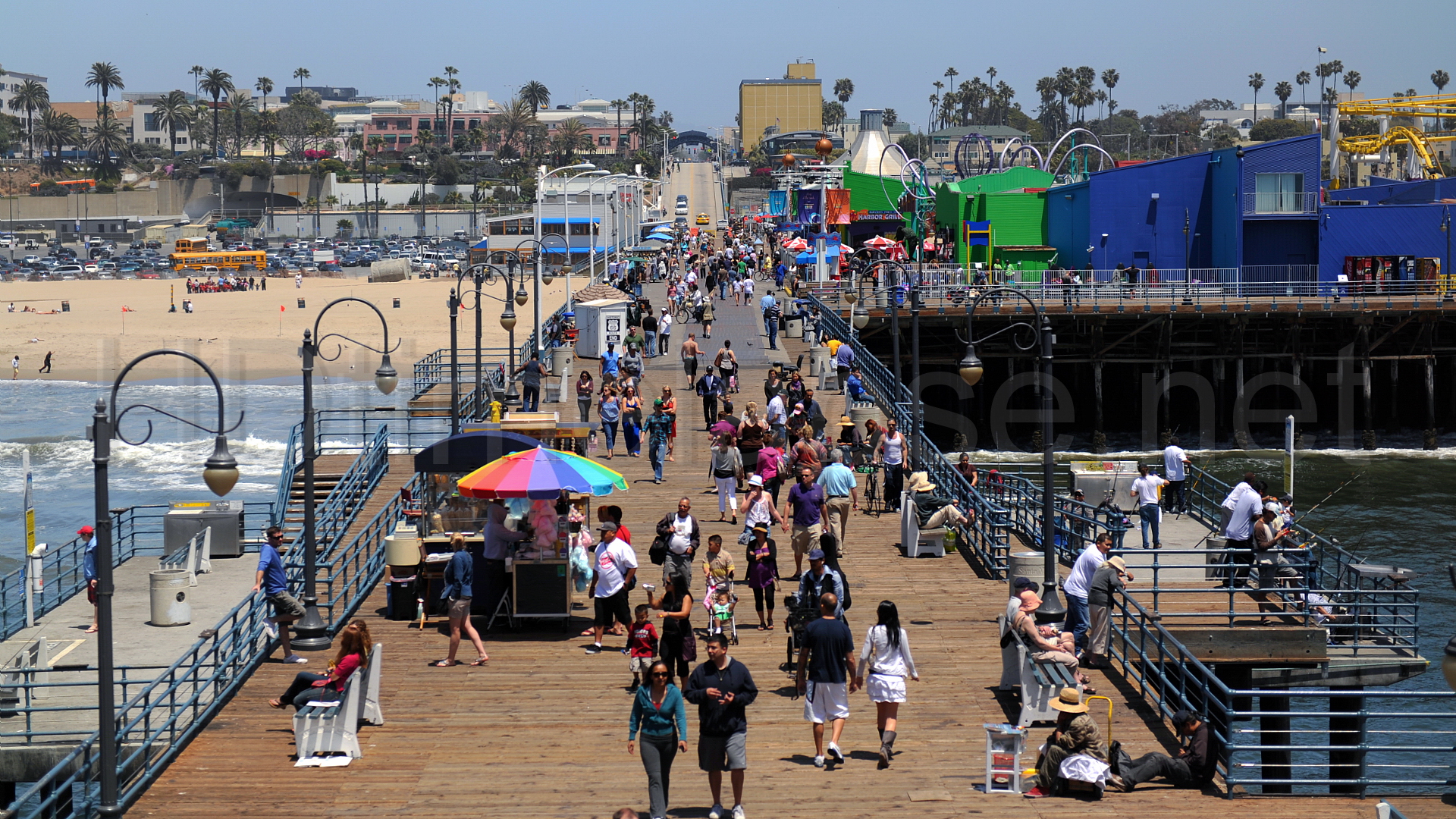 Santa Monica Pier on keskiverto kesämökkilaituria huomattavasti vilkkaampi paikka.