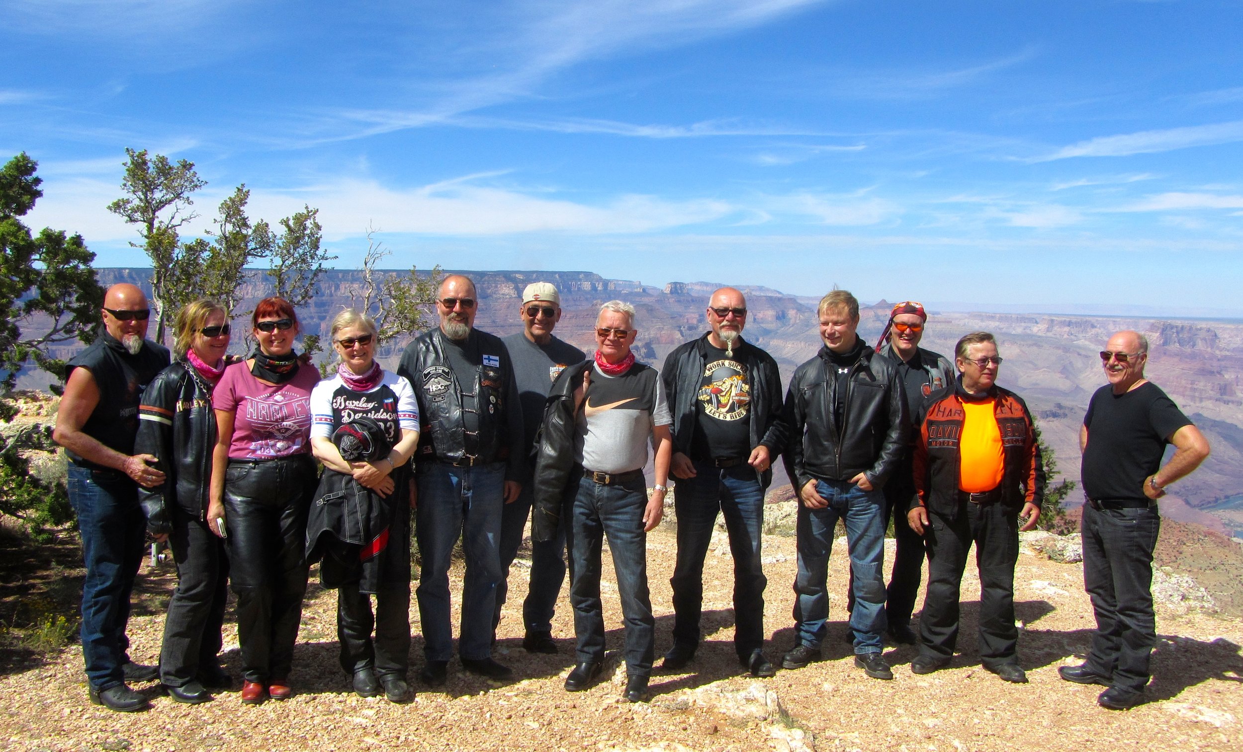 Timo, Jaana, Teija, Sirpa, Tarmo, Mauri, Topi, Timo, Marko, Lasse, Arvo ja Leo. Grand Canyon.