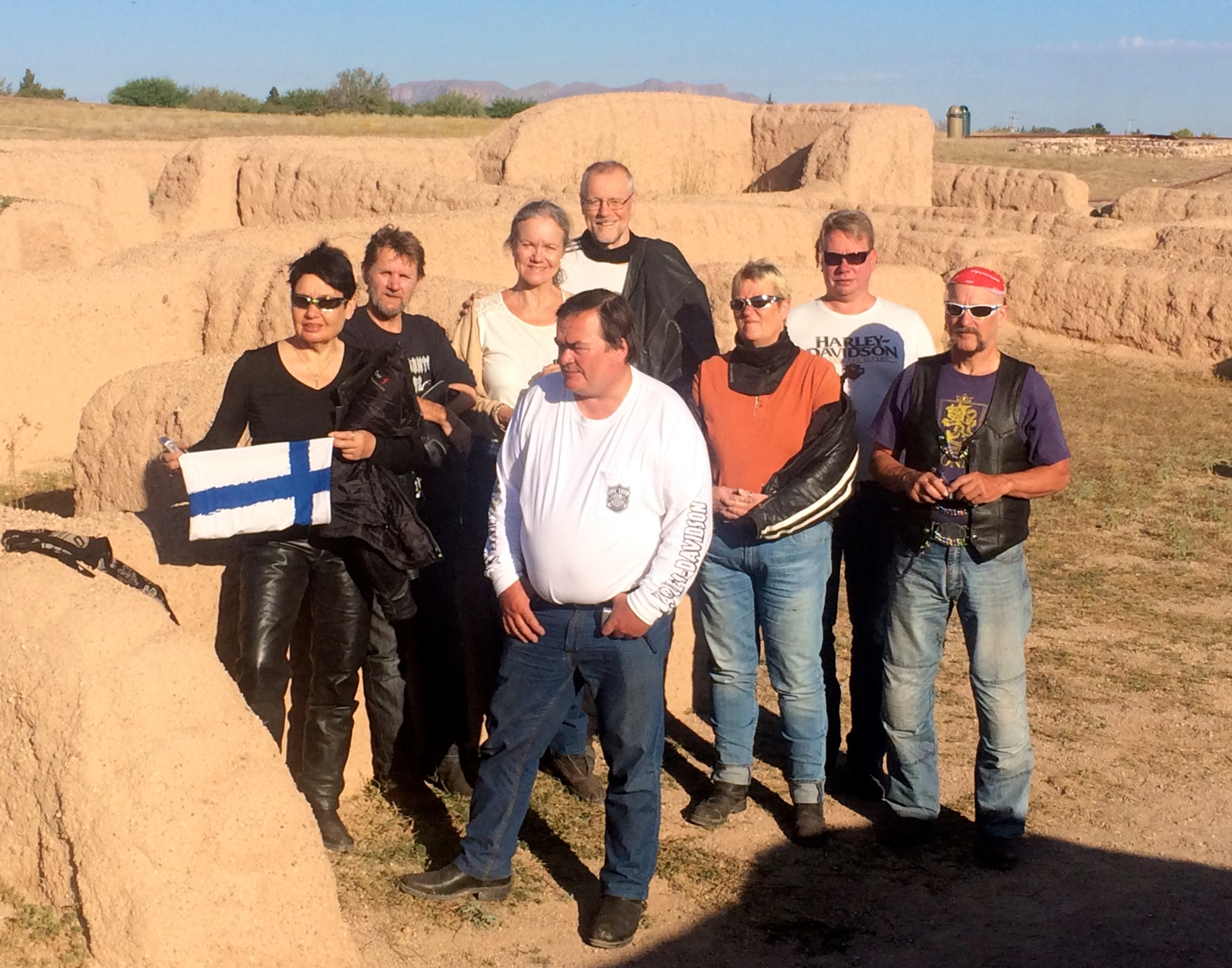 Tuire, Pena, Helena, Jari, Pekka, Telle, Make ja Mikko. Paquime, Casas Grandes, Mexico.