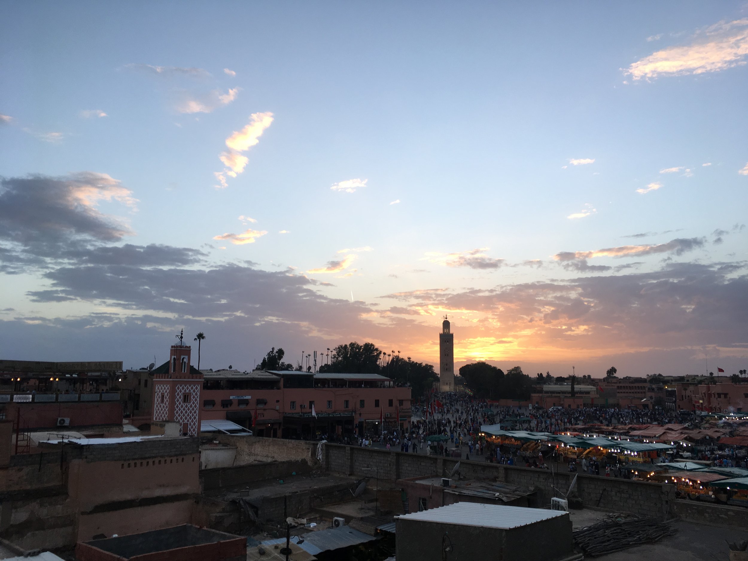 ... Samalla nautittiin auringonlaskusta ja Marrakeshin torin hulinasta...