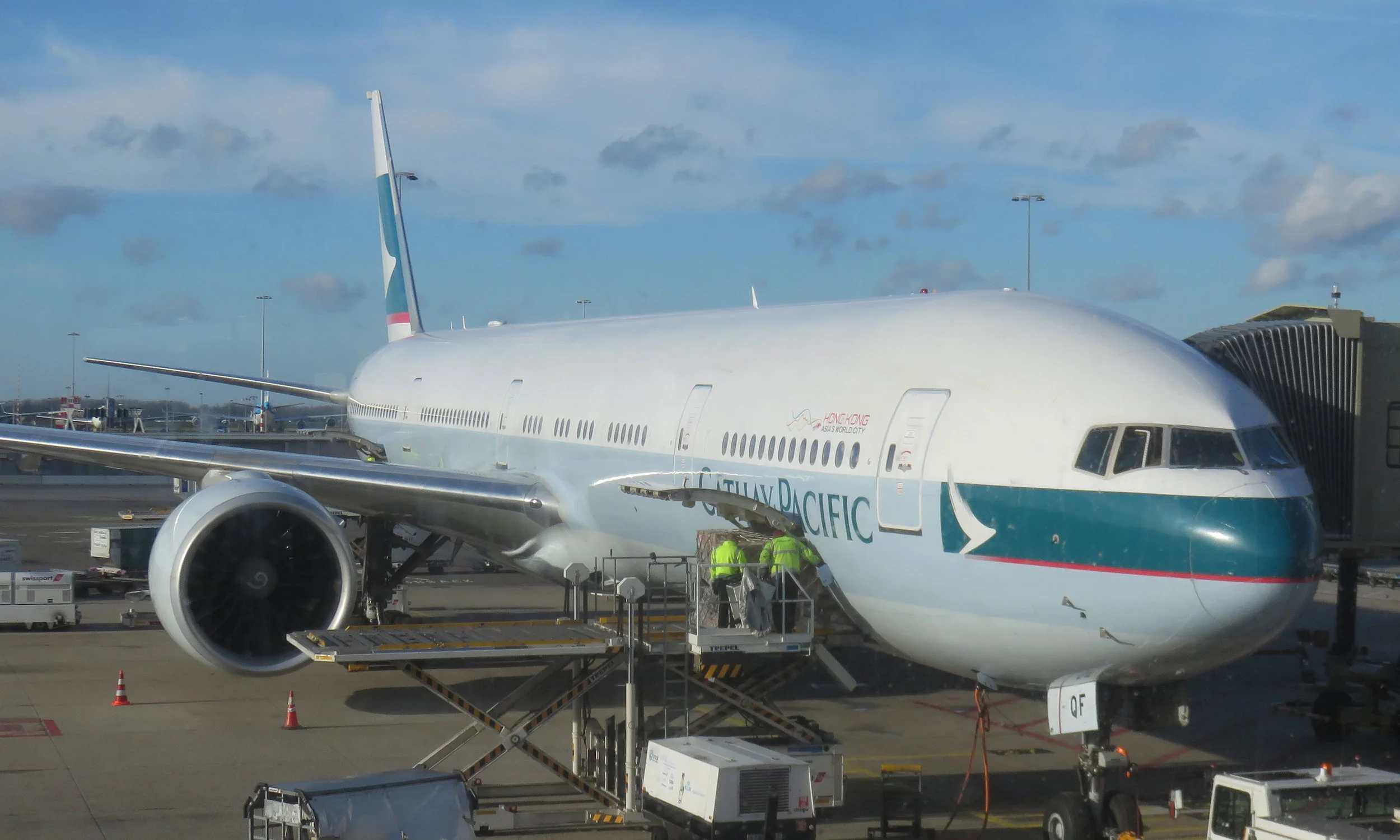 ... ja Cathay Pasificin siivin Hong Kongiin ...