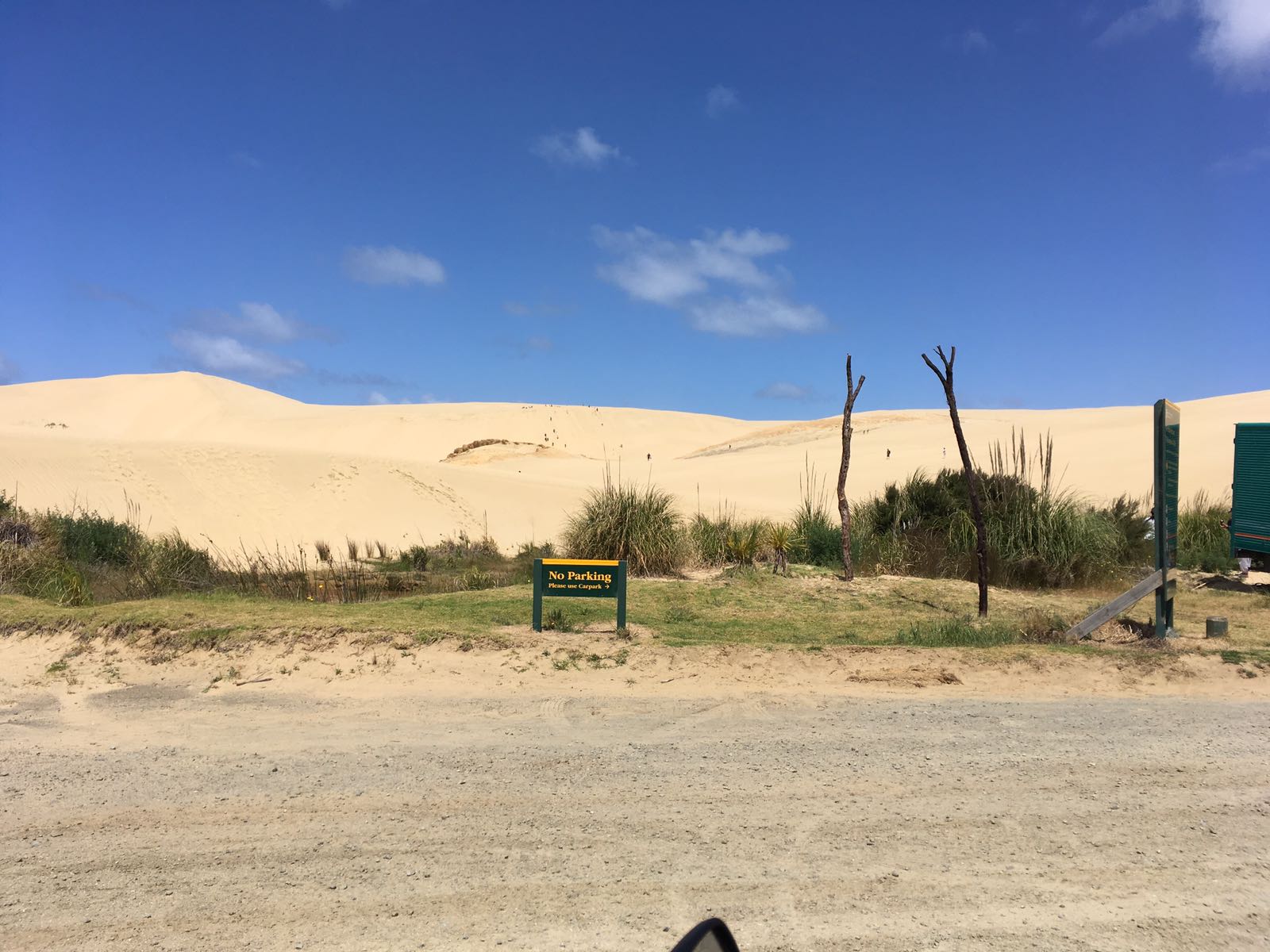 Tässä paikallinen hiihtokeskus jonka näkeminen antoi vastauksen siihen, miksi maantien varteen oli perustettu sand board -vuokraamoja. "Vuokraa hyvä lauta, tulihan shortsit ja aurinkorasva mukaan?"