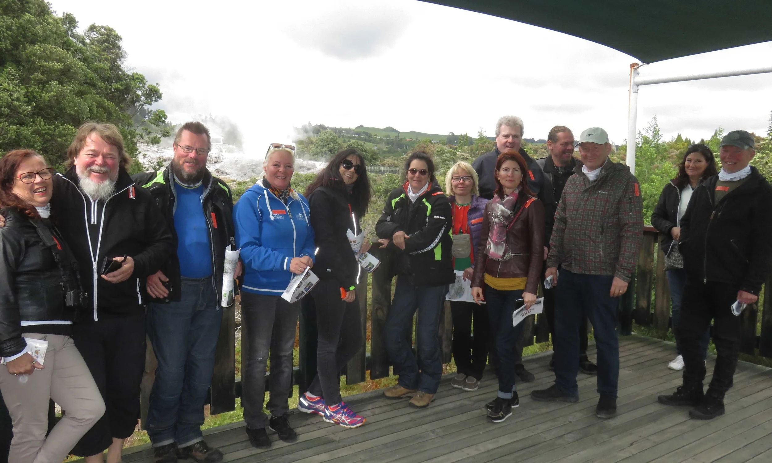 Siinä ryhmän takana on geysir... yrittää vain hukkua pilveen...