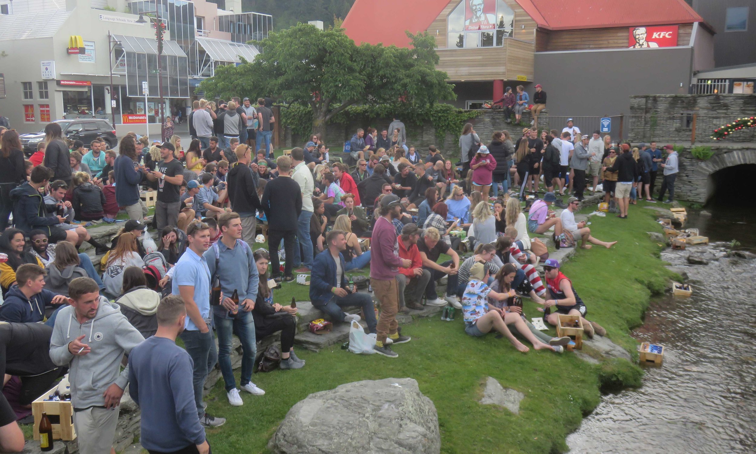 Paikallisen nuorison Staurday Night Fever Queenstownin keskuspuistossa...