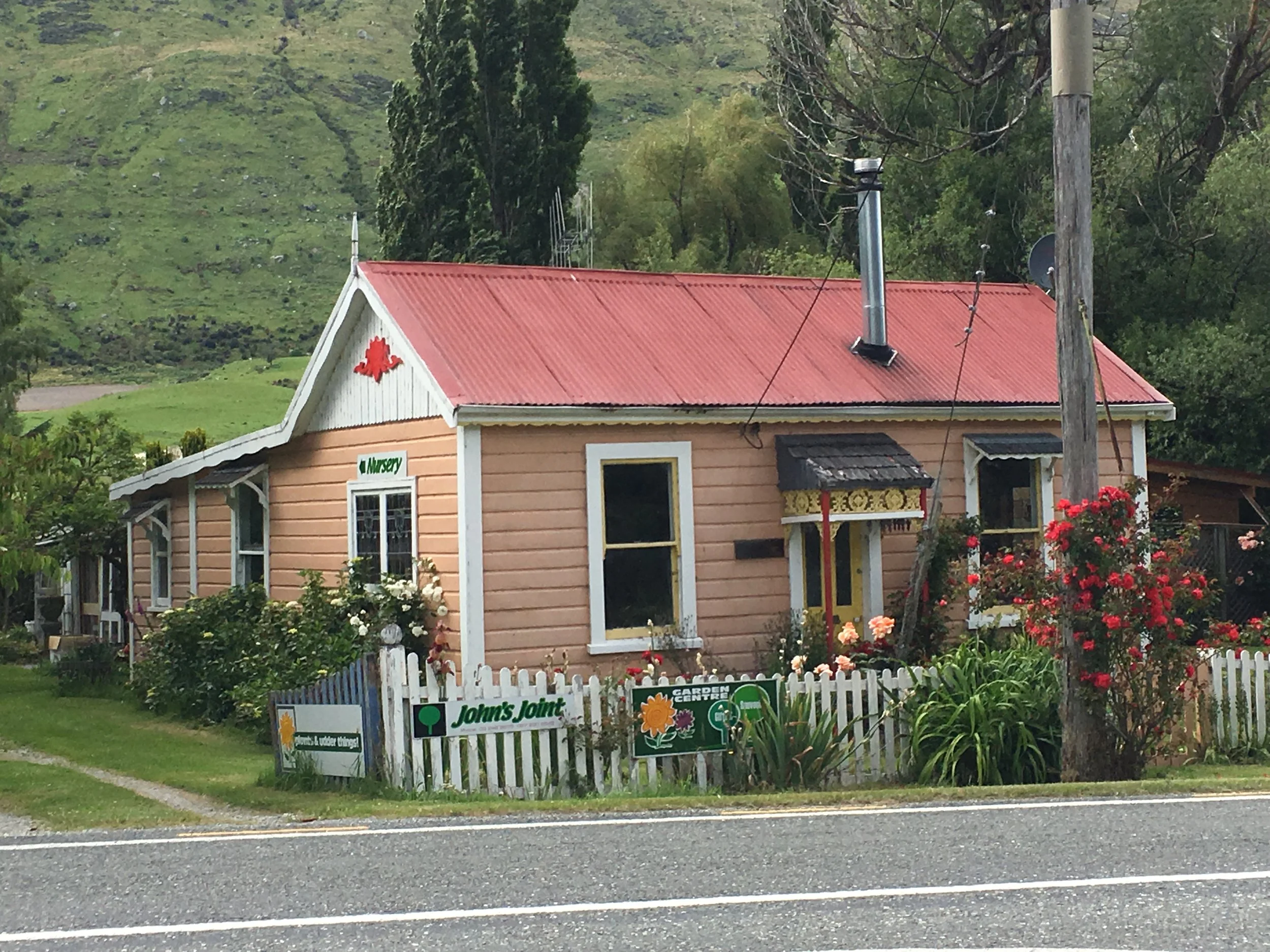 Aamupalalla Kingstonissa, kiva talo tien toisella puolella