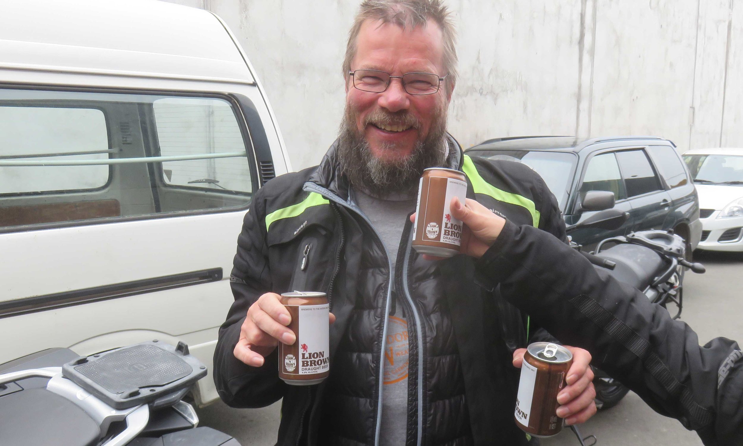 Kimmo on juuri palauttanut bemarinsa ja elämä jatkuu 3 kaljan taktiikalla!