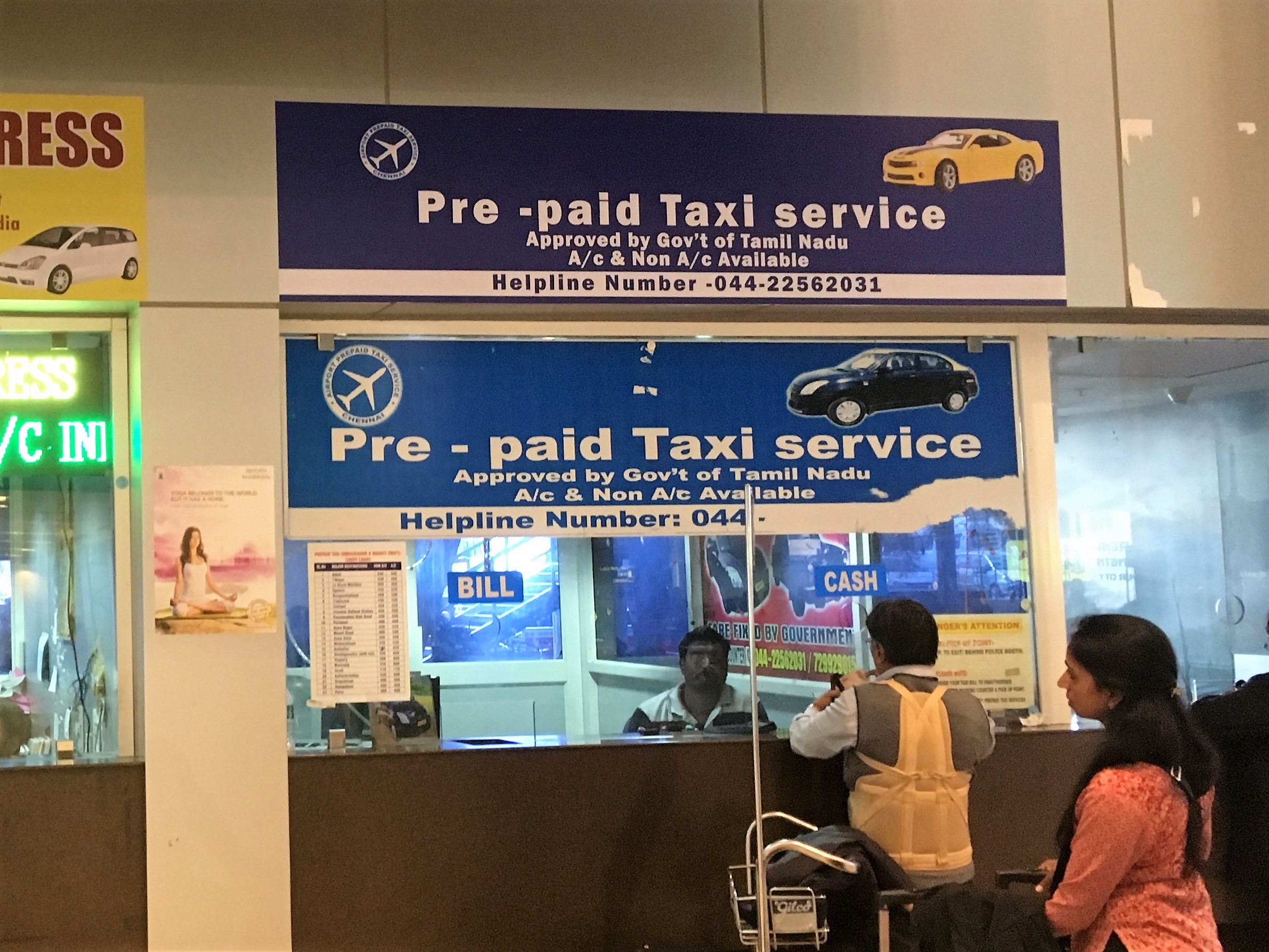 Helpoin ja nopein tapaa päästä lentokentältä hotellille on ehdottomasti pre-paid taksi. Menet tiskille, sanot päämäärän ja maksat pyydetyn summan, saat lipun ja menet taksille. Ei tarvitse enää tinkiä tai selitellä minne olet menossa... Lentokentältä meidän hotellille, Chennain keskustassa, matkaa on noin 30 minuuttia ja koko lysti kustansi 450 Rupia eli 8 euroa.