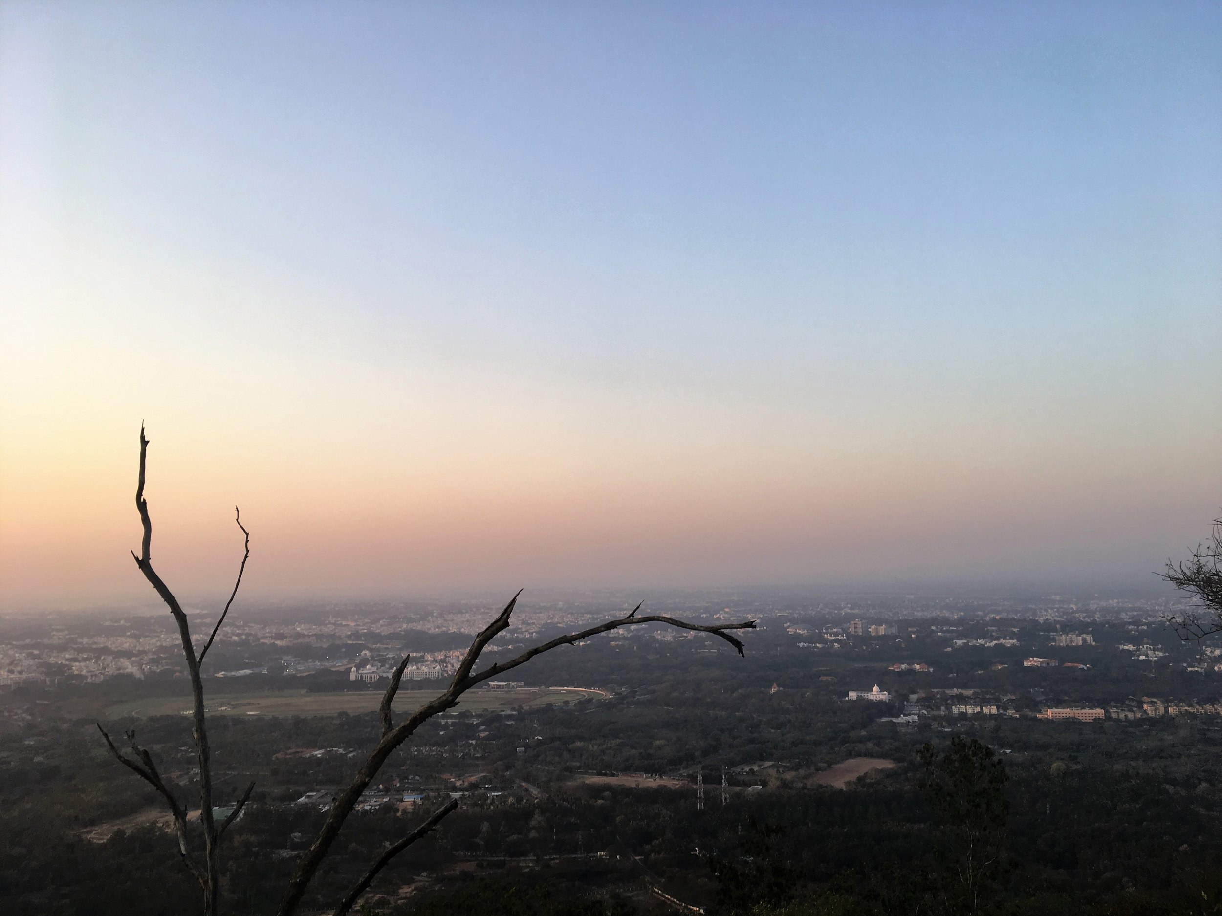 Aurinkolaskumaisemat Chamundi kukkulan huipulta.