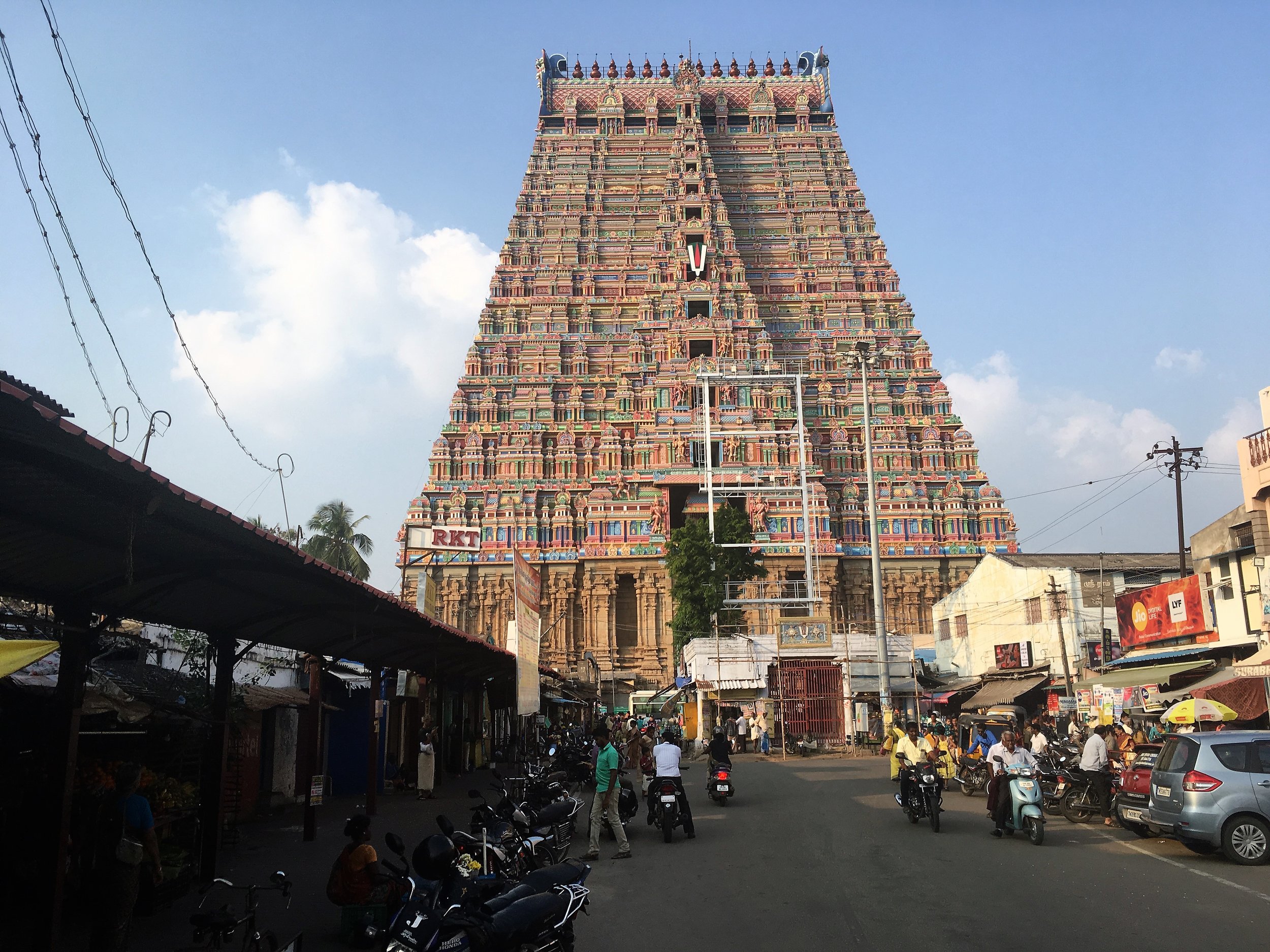 Ranganatswamy temppelialue on yksi maailman suurimmista Hindu pyhistä keskittymistä - omistettu pääjumalalle, Shivalle. Yllä olevassa kuvassa on vasta portti sisäänkäynnin yhteydessä - sisällä ei saanut kuvata ;)