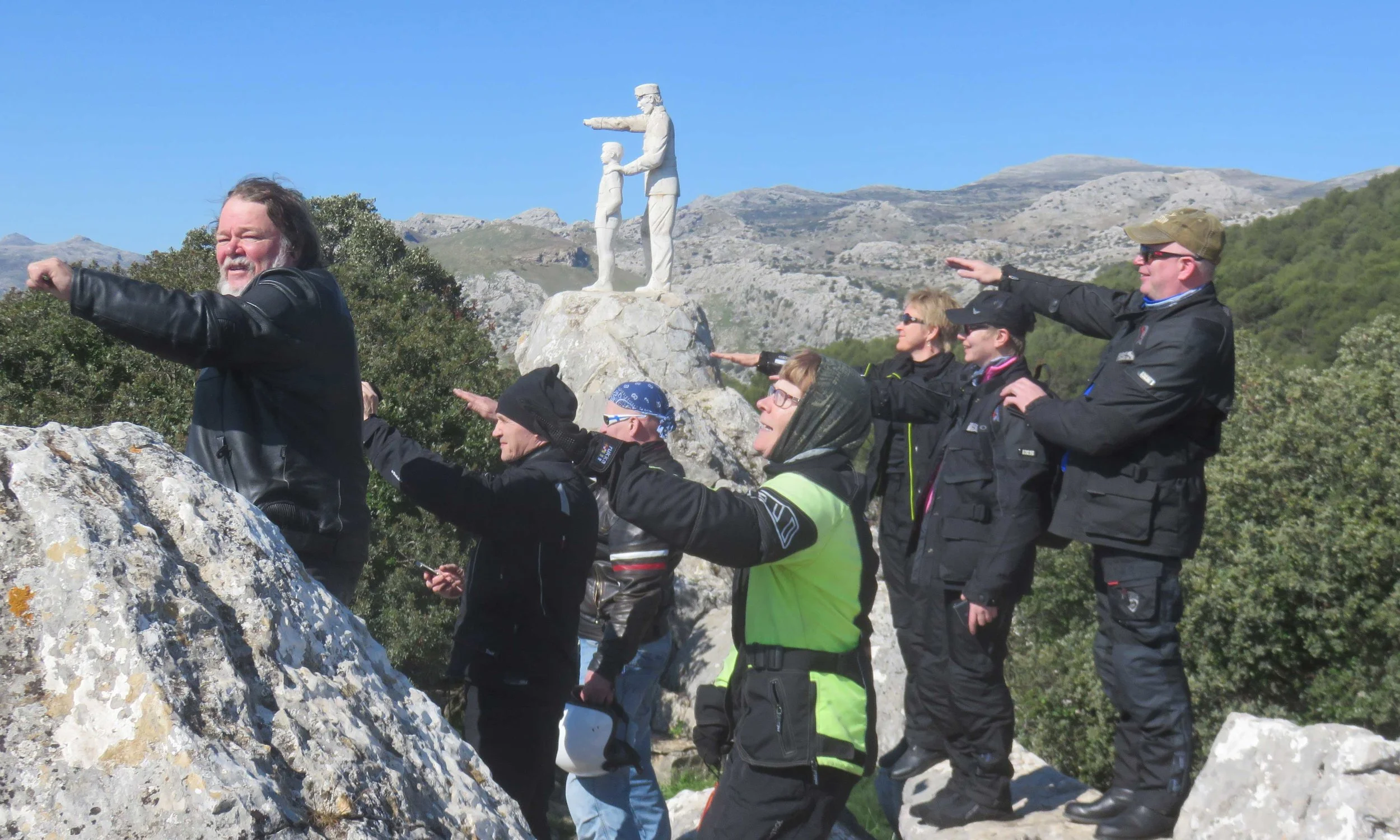 "Katso Kultaseni, jonakin päivänä kaikki mitä näkyy on sinun"... eli Andakucian Ruosteenpoistretkellä 201704 mukana vasemmalta; Nils Rinne, Erkki Kuru, Mikko Särkkä, Marjatta Kapari, Taina Kangas, Taina Puujalka, Hannu Salminen ja kameran takan…