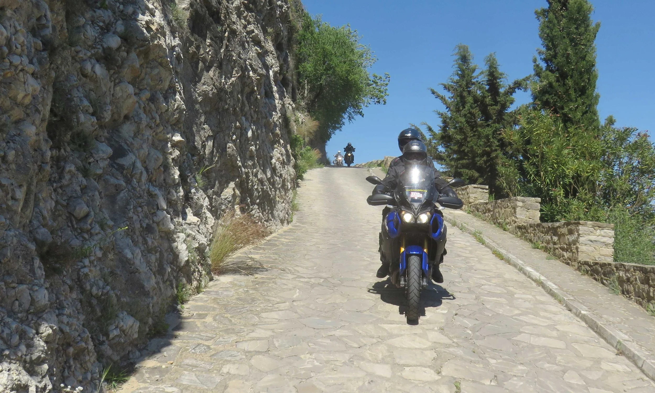 Linnan perustusten reunaa alas!