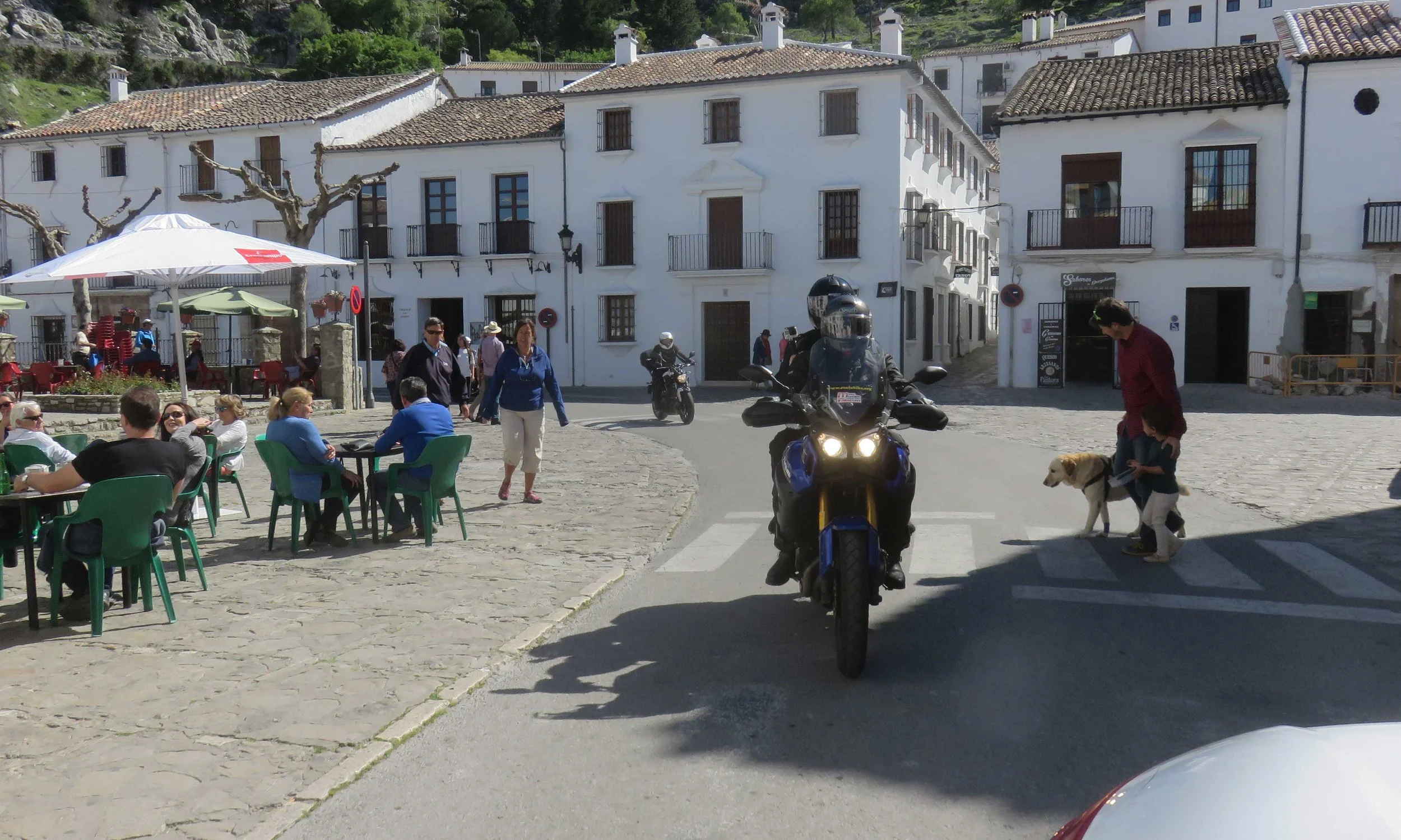 Ja tie menee usein keskeltä kylää kuten ennen vanhaa, joka myös nykyään!