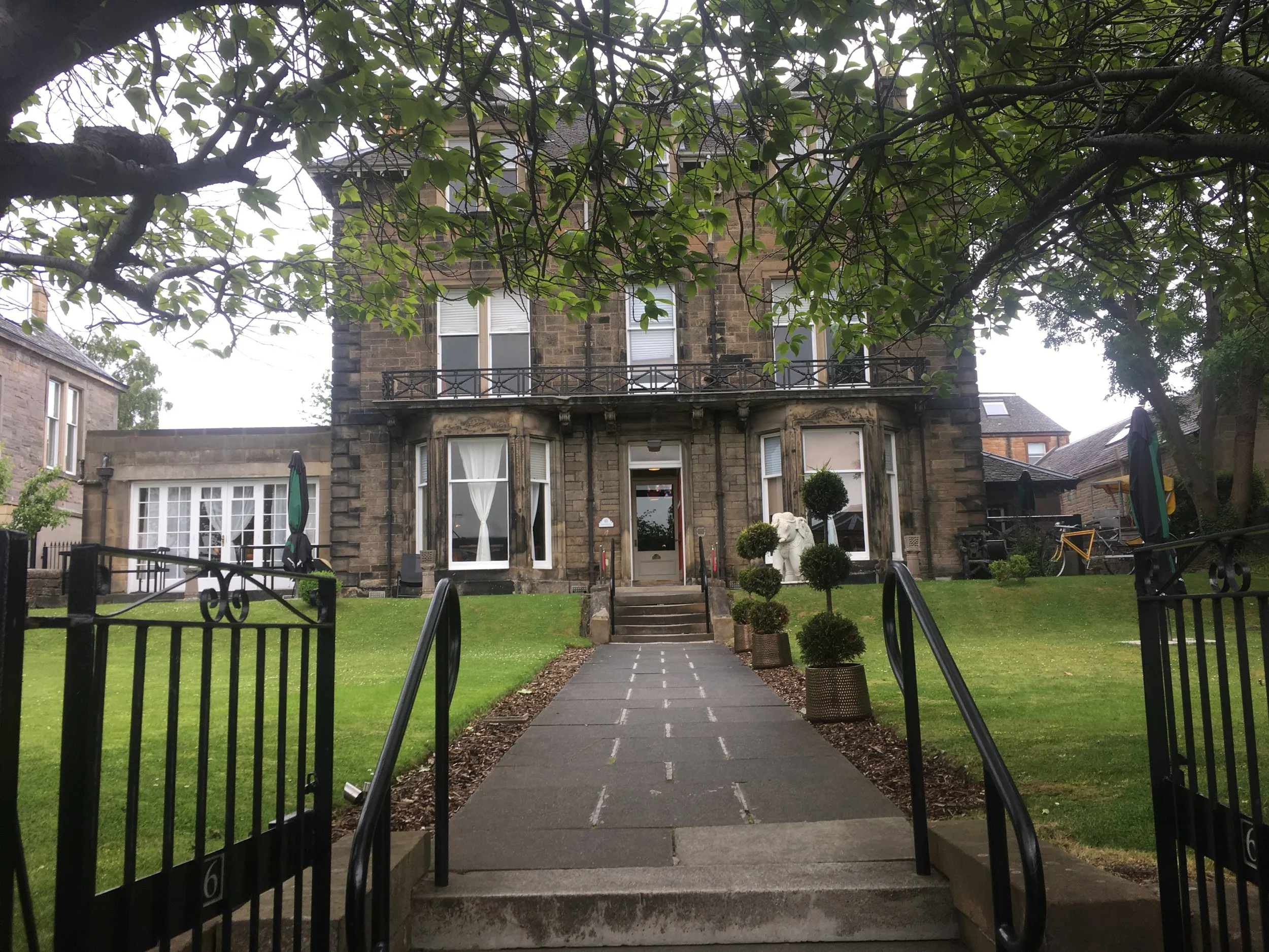 The Original Raj Residence - meidän hotelli Edinburghissa. Hyvä palvelu ja lähellä kaikkea + mukavat huoneet. Voin suositella.