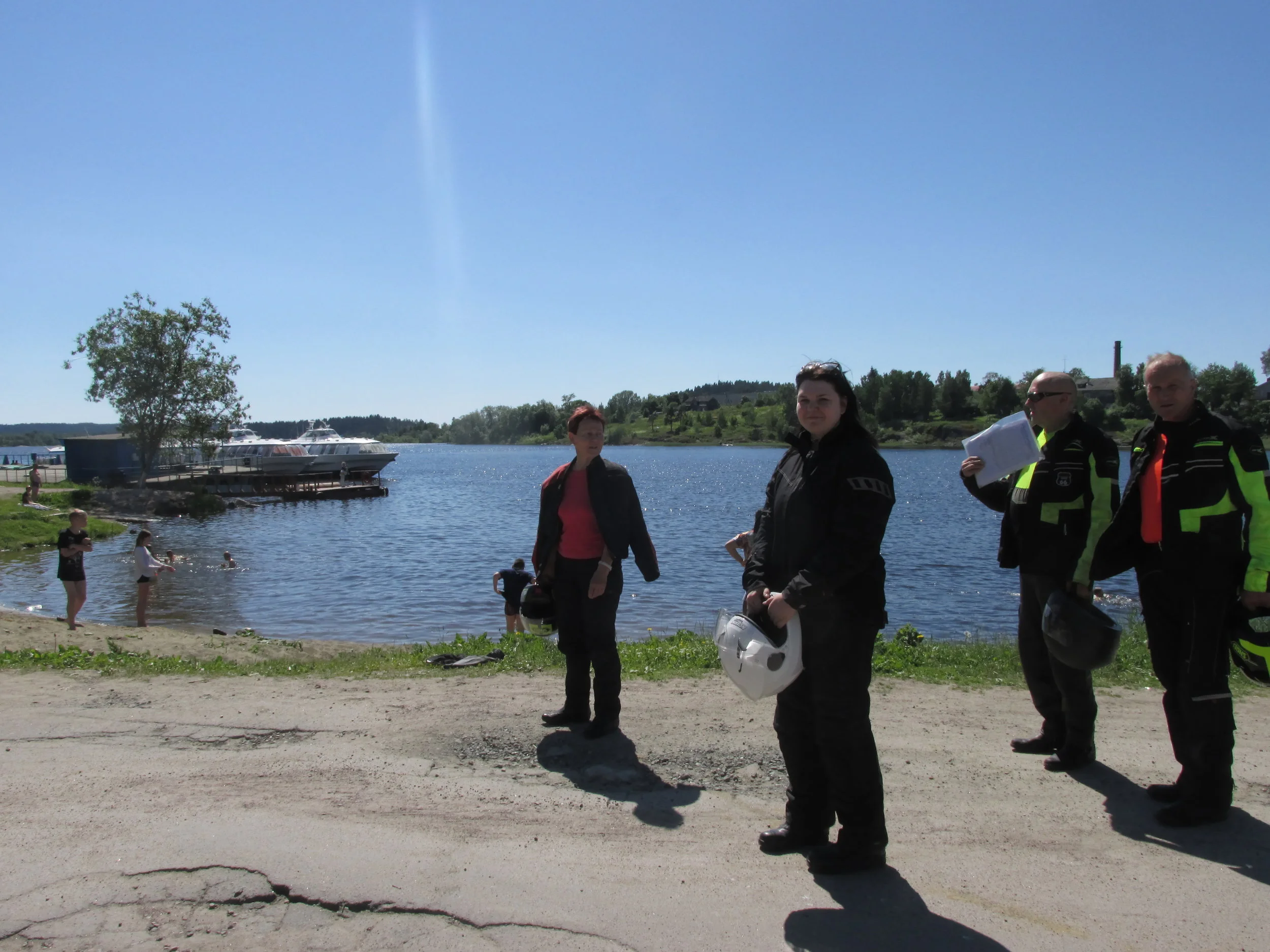 Motoristit Laatokan rannalla.