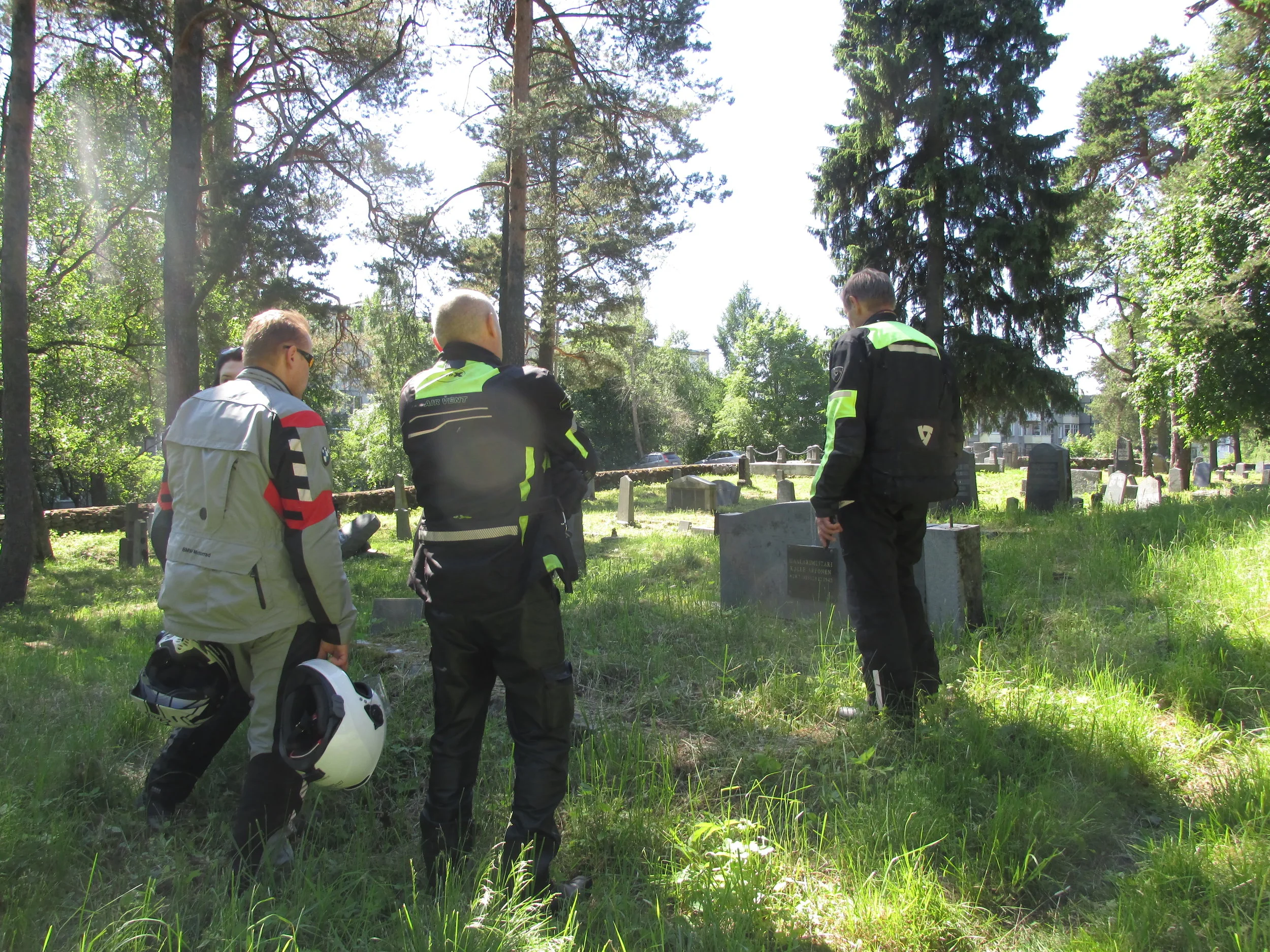 Rajan taakse jääneitä vainajia kunnioittamassaOikealla perhosenkuvausoperaatio!