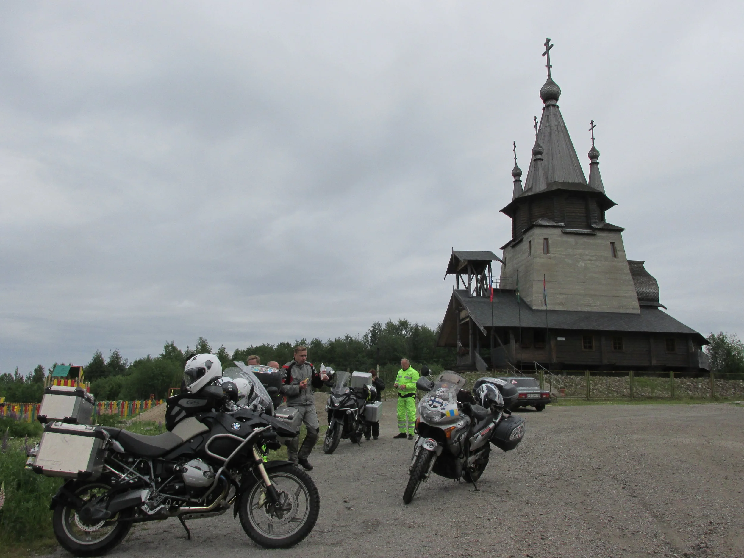 Pyhän Nikolaoksen kirkolla Povenetsissa