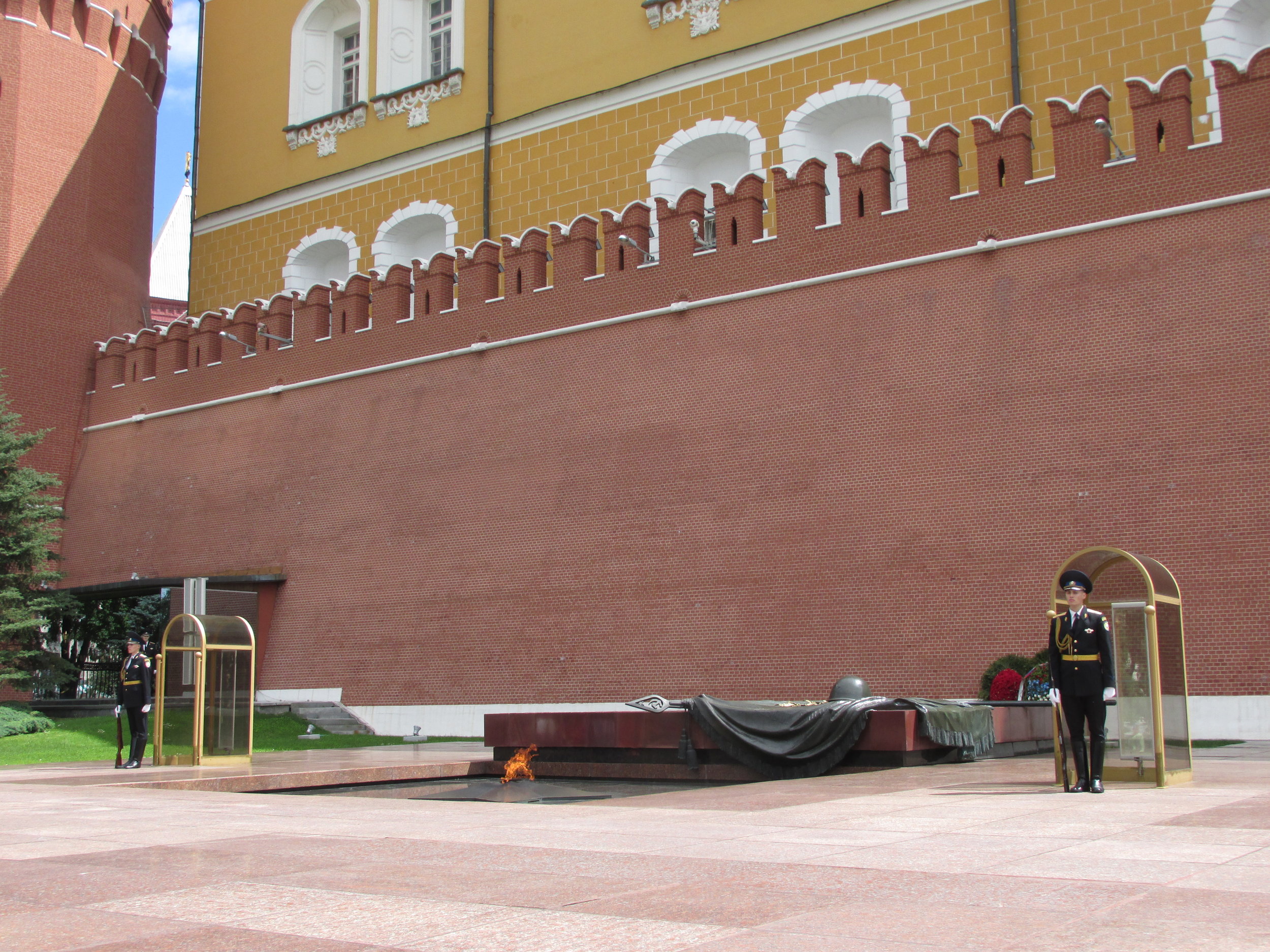 Tuntemattoman sotilaan muistomerkki, ikuinen tuli ja Kremlin muuri