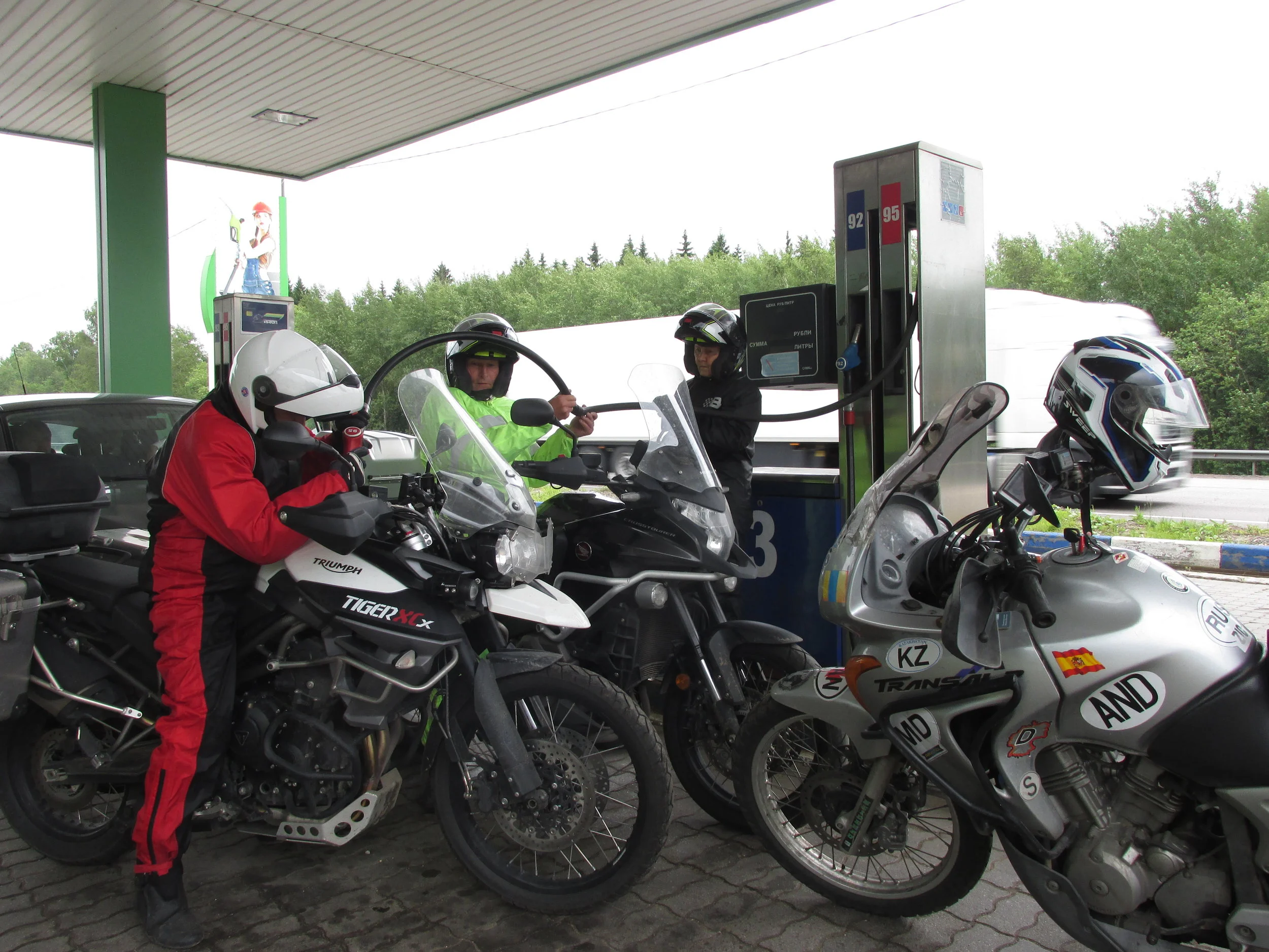  ”Perus” tankkausmeininkiä (= ns. kimppatankkaus) välillä Moskova – Smolensk