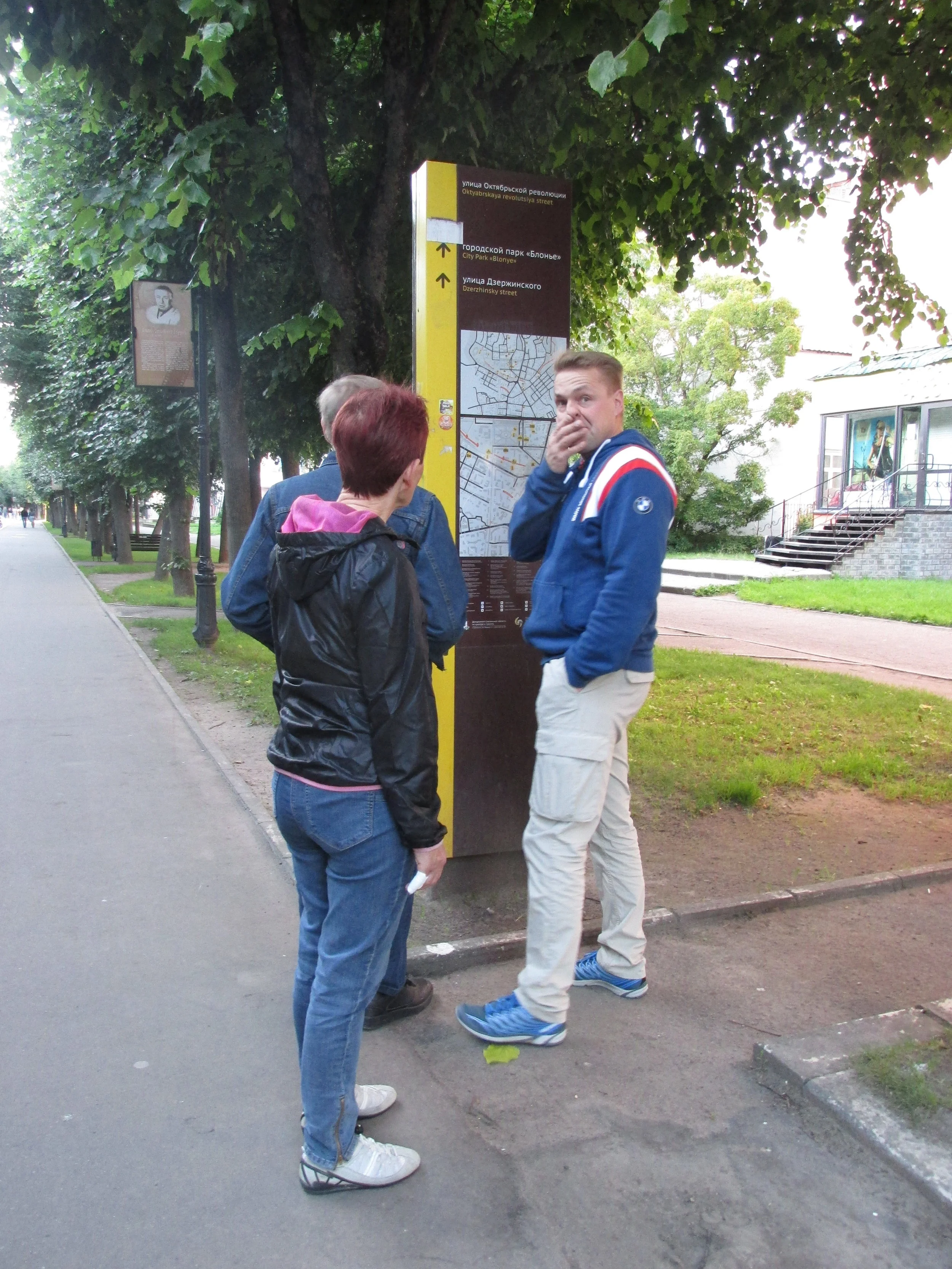 ”Hei mihin suuntaan lähdetään!” Smolenskissa matkailijan apuna on opaskarttoja!