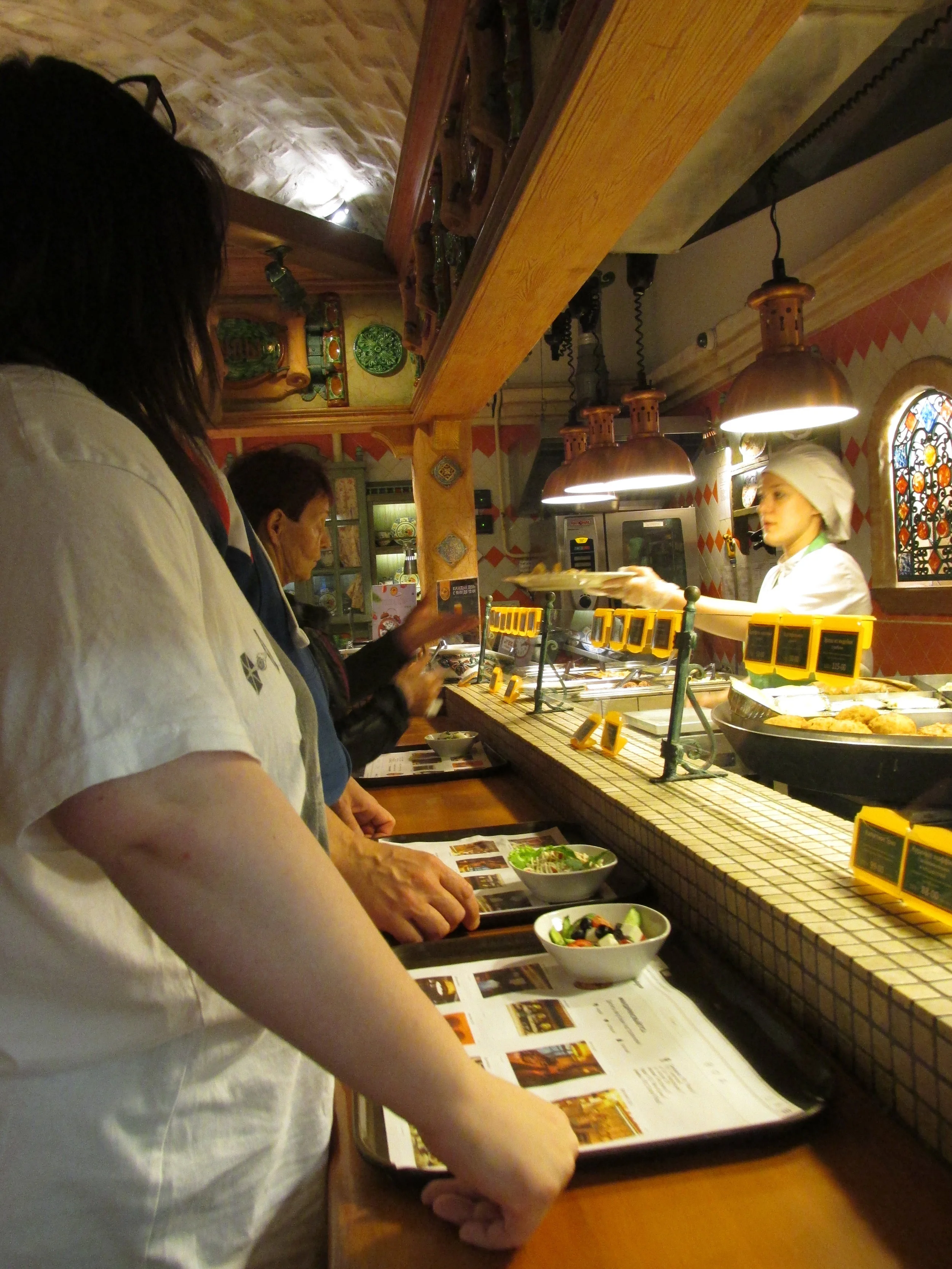 Upea buffetravintola käsittämättömine hinta-laatusuhteineen Smolenskin kävelykadulla