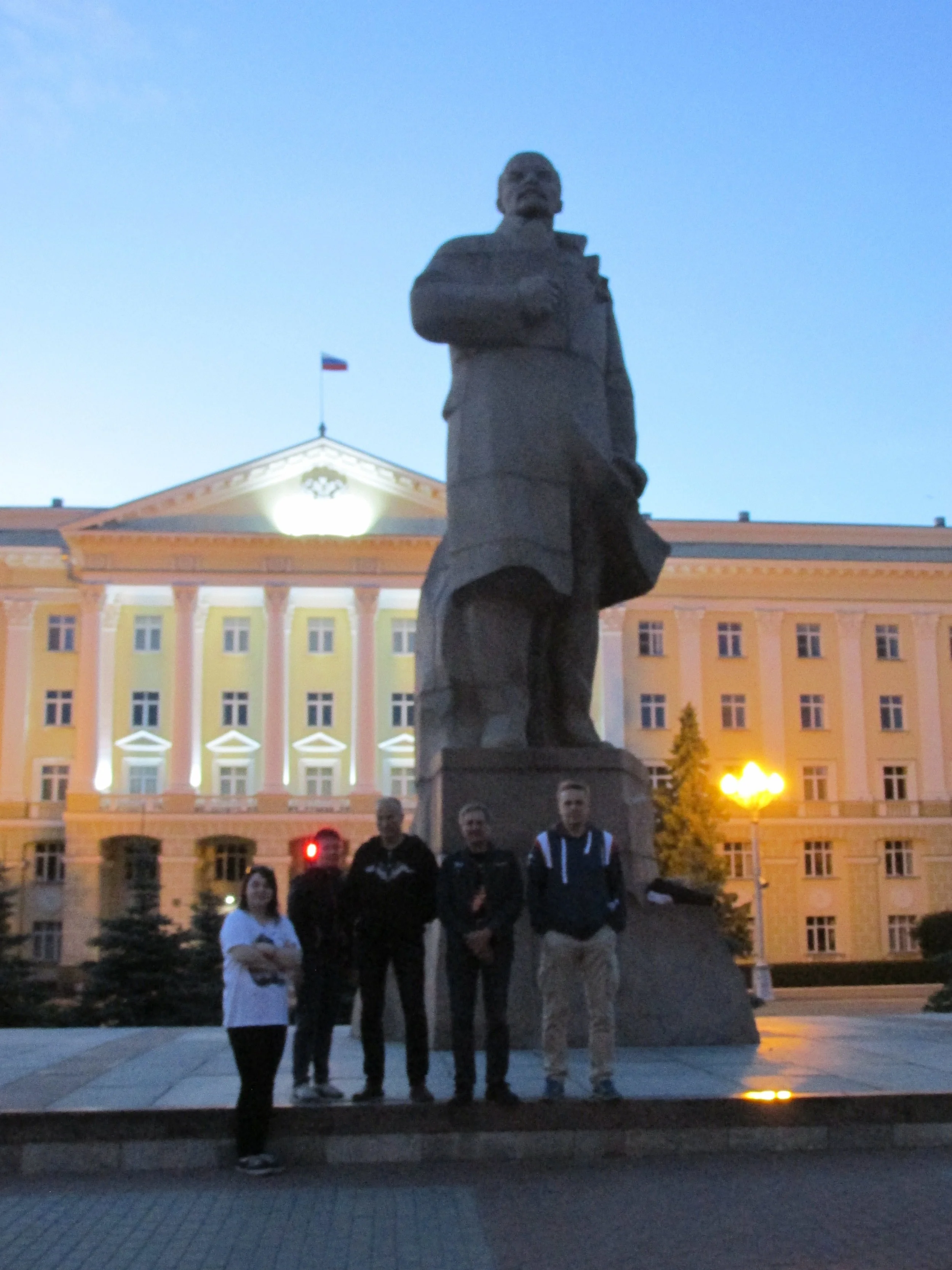 Reissun pakollinen Lenin-poseeraus !