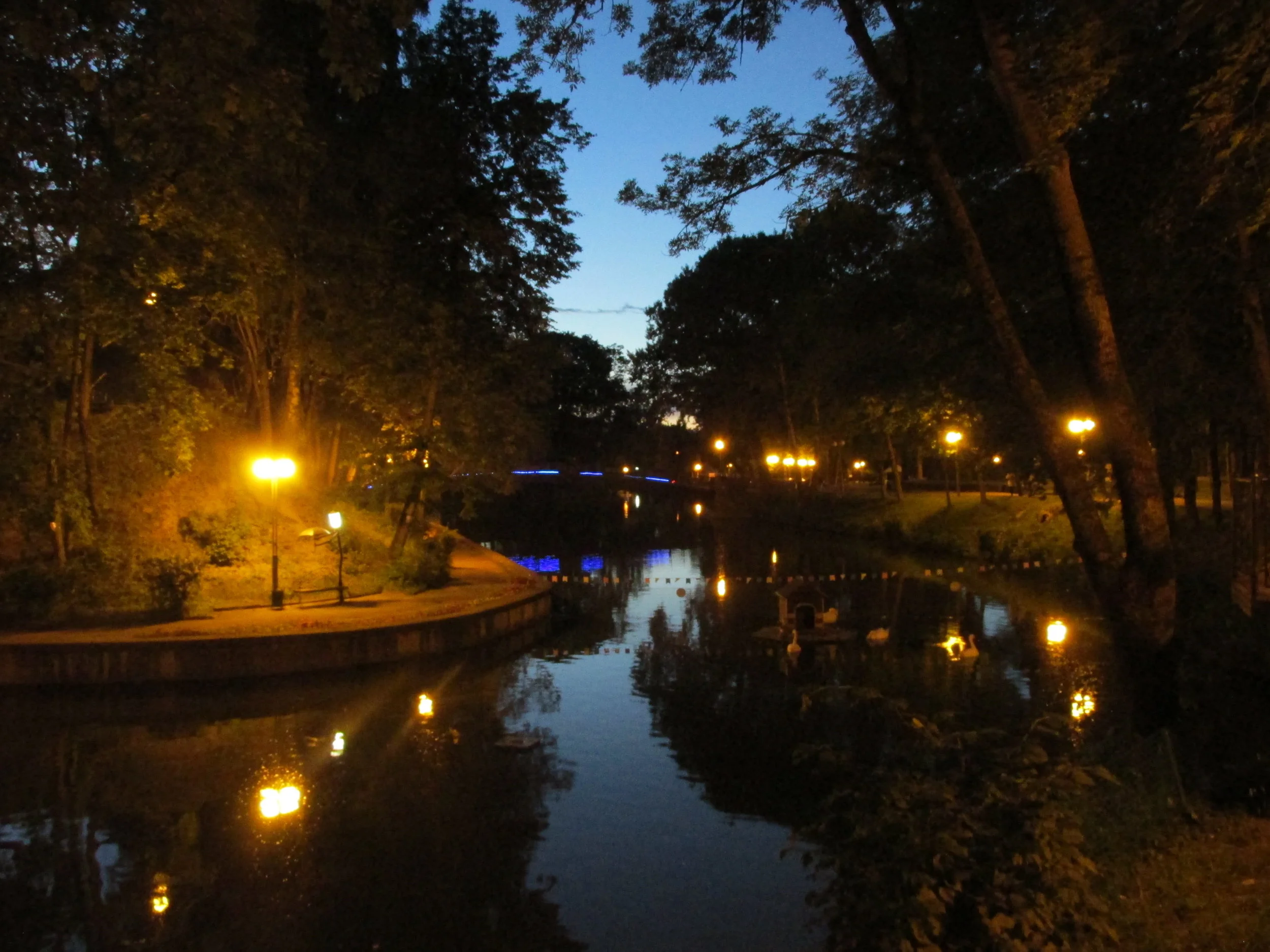 Smolenskin avoin huvipuistoalue iltavalaistuksessa oli sykähdyttävä!