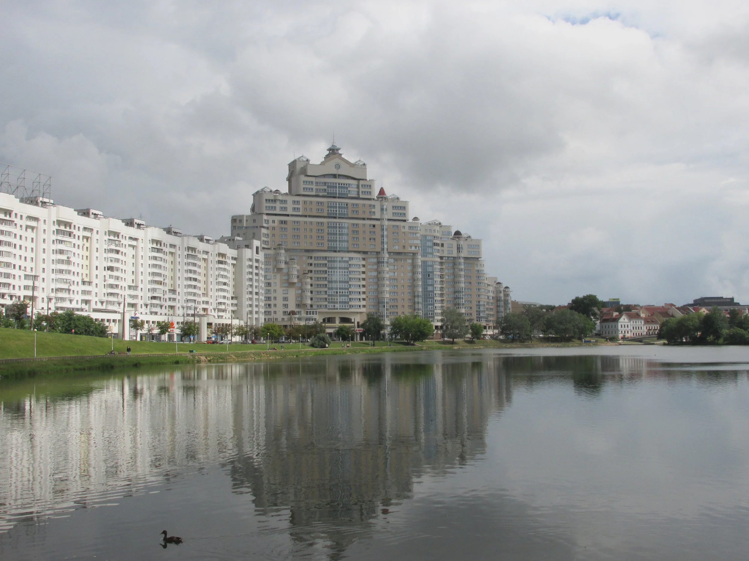 Minsk on täynnä upeita puistoja ja uutuuttaan kiiltäviä rakennuksia!