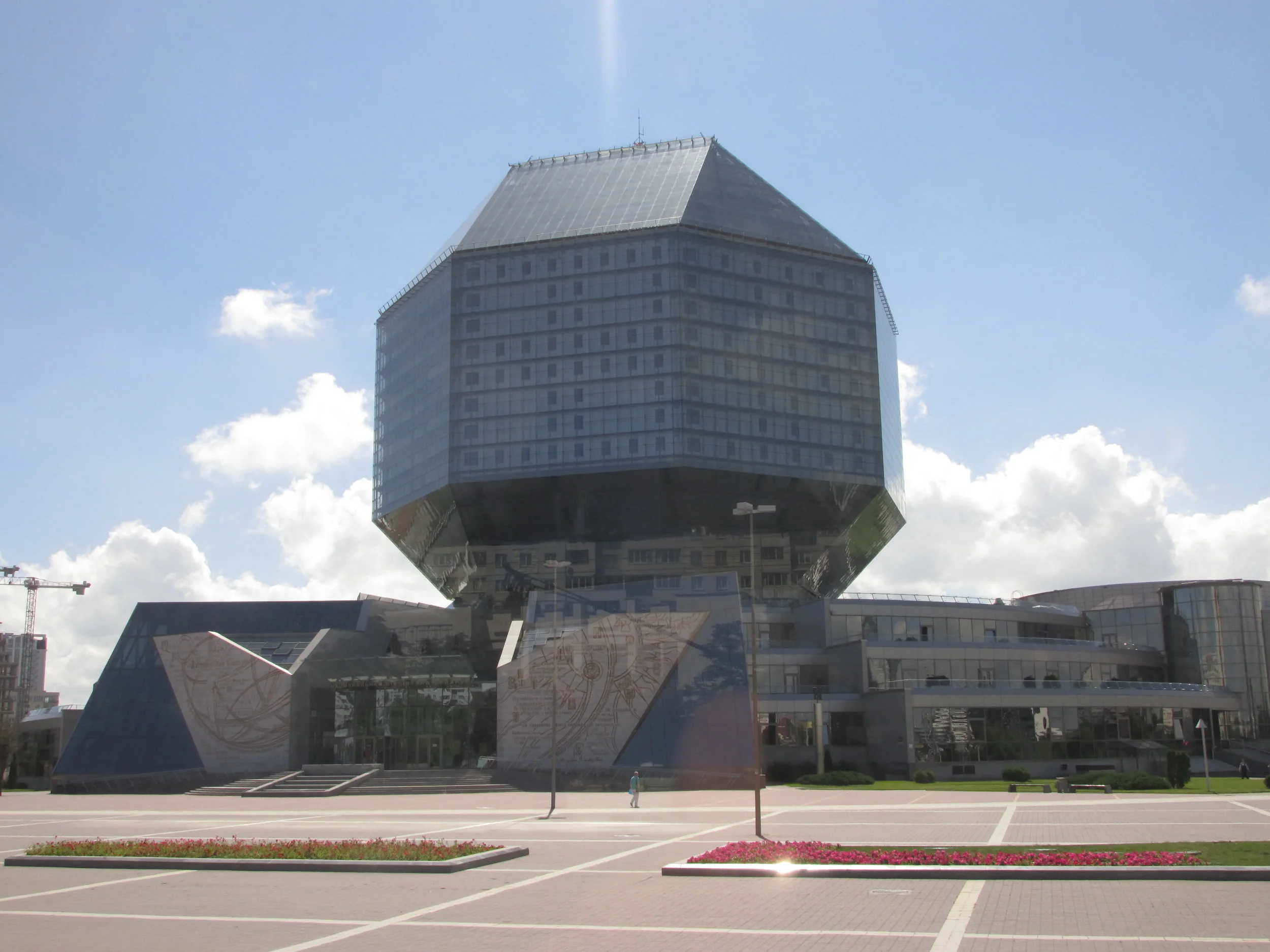 Minskin kaupungin kirjasto edustaa kaupungin omalaatuista arkkitehtuuria.