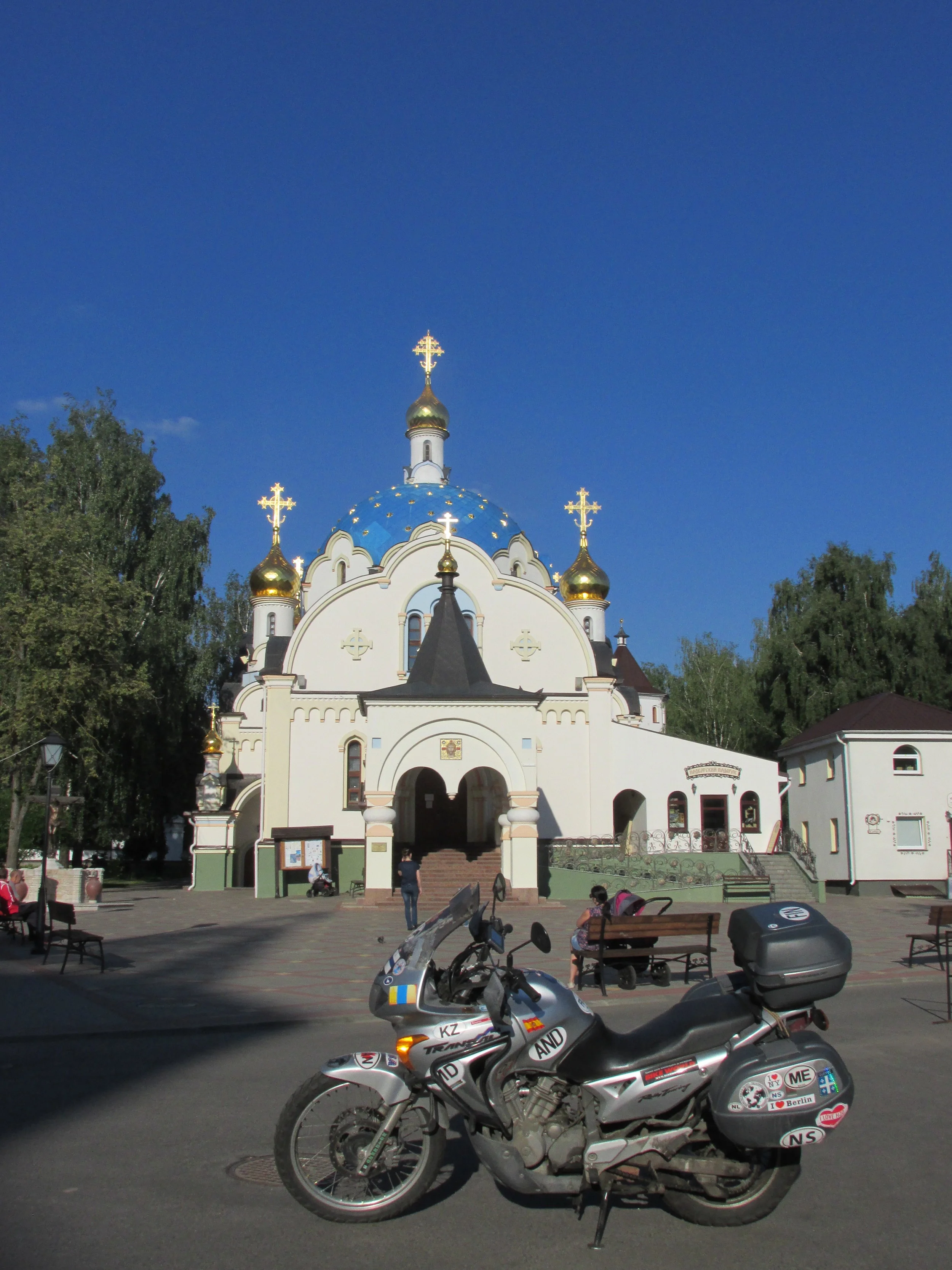 Matkanjohtaja luostarivierailulla Minskin Pyhän Elisabethin luostarissa