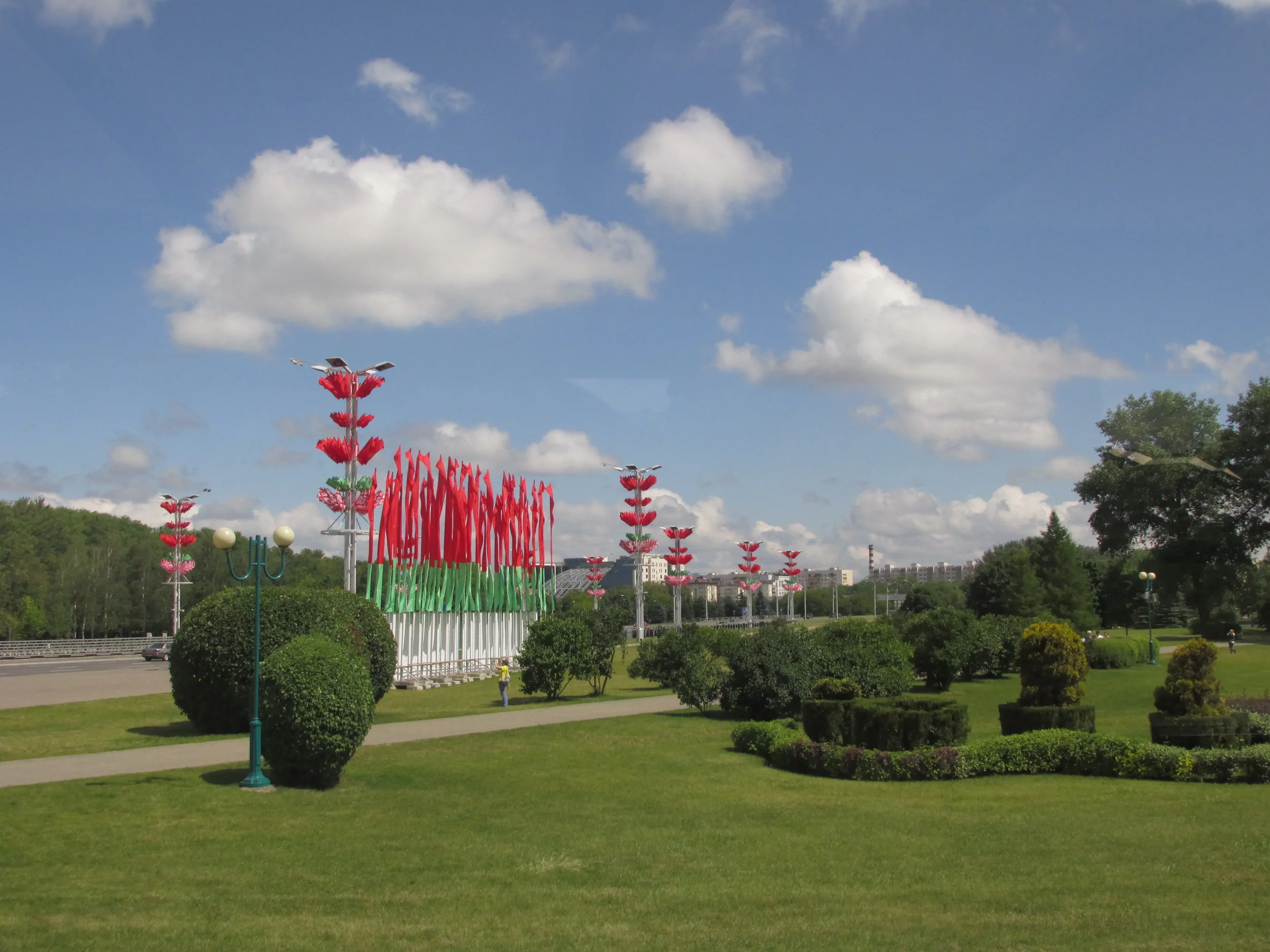 Kaupungin kadut ja puistot oli koristeltu Valko-Venäjän värein!