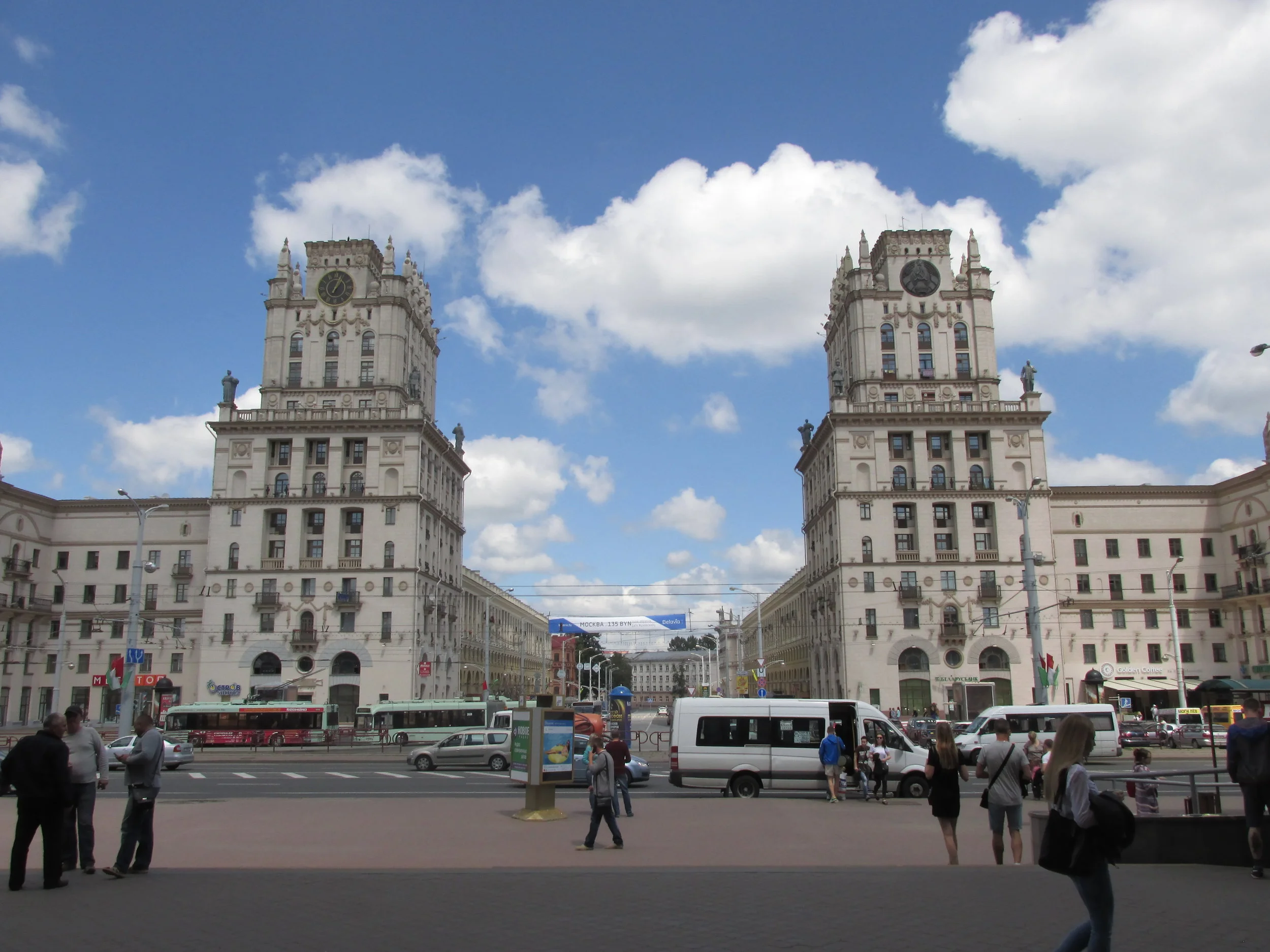 Minskin kaupungin portti rautatieaseman luona.