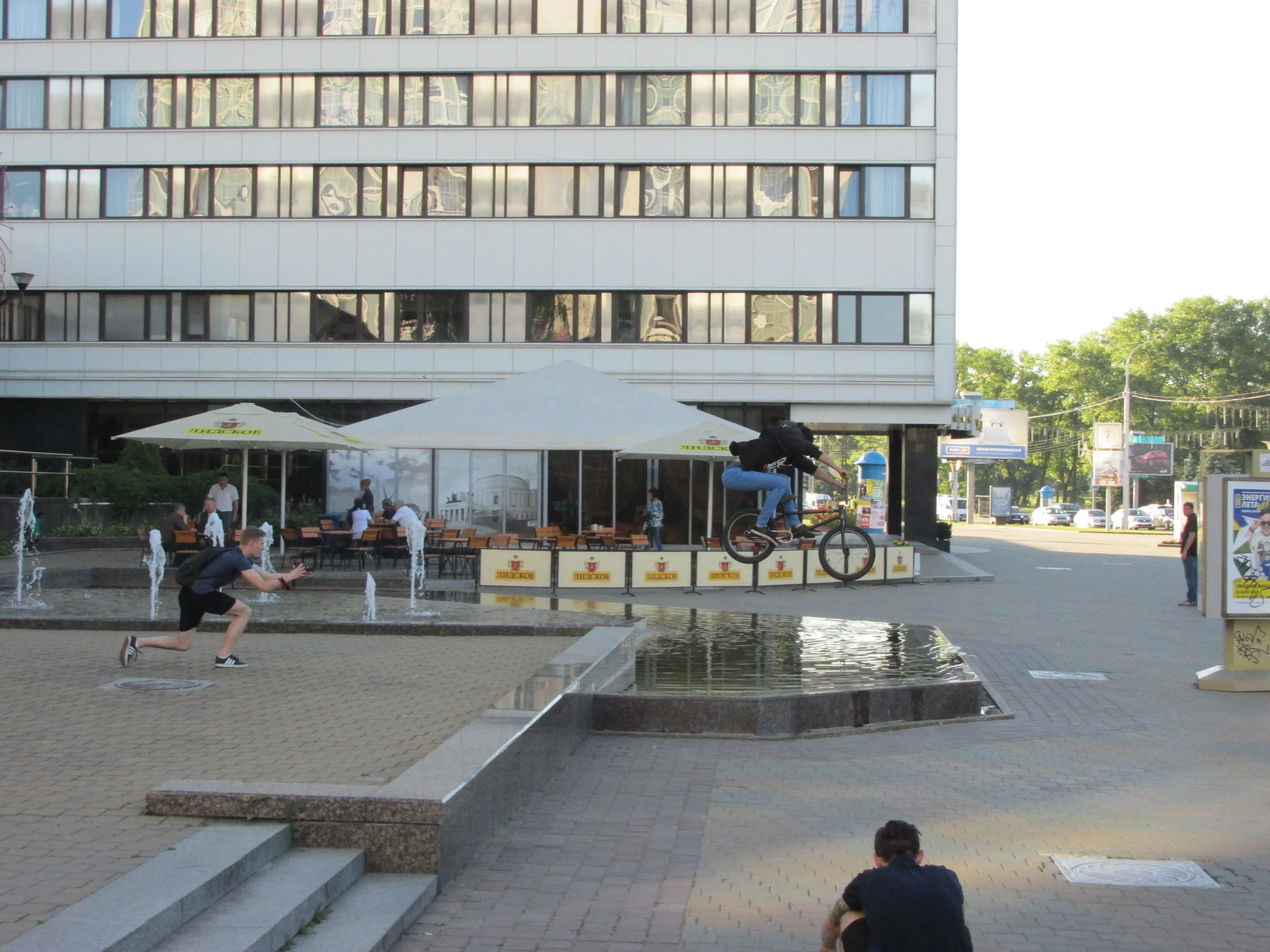 Iltakävelyllä Minskissä satuimme todistamaan paikallisen fillarimestarin temppunäytöstä!