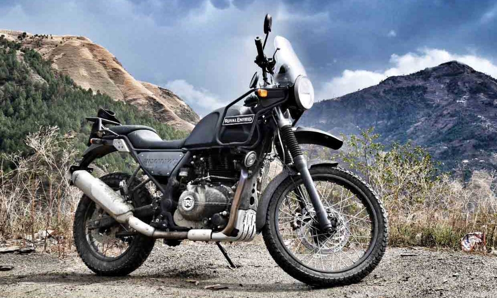 Royal Enfield Himalayan mustana, ilman laukkuja.