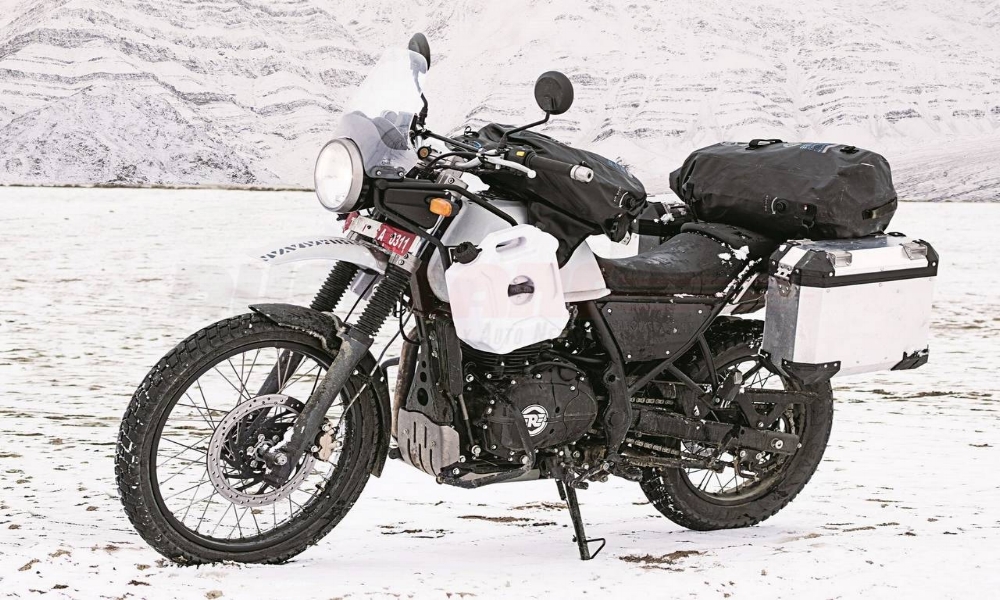 Royal Enfield Himalayan valkoisena täydessä varustuksessa.