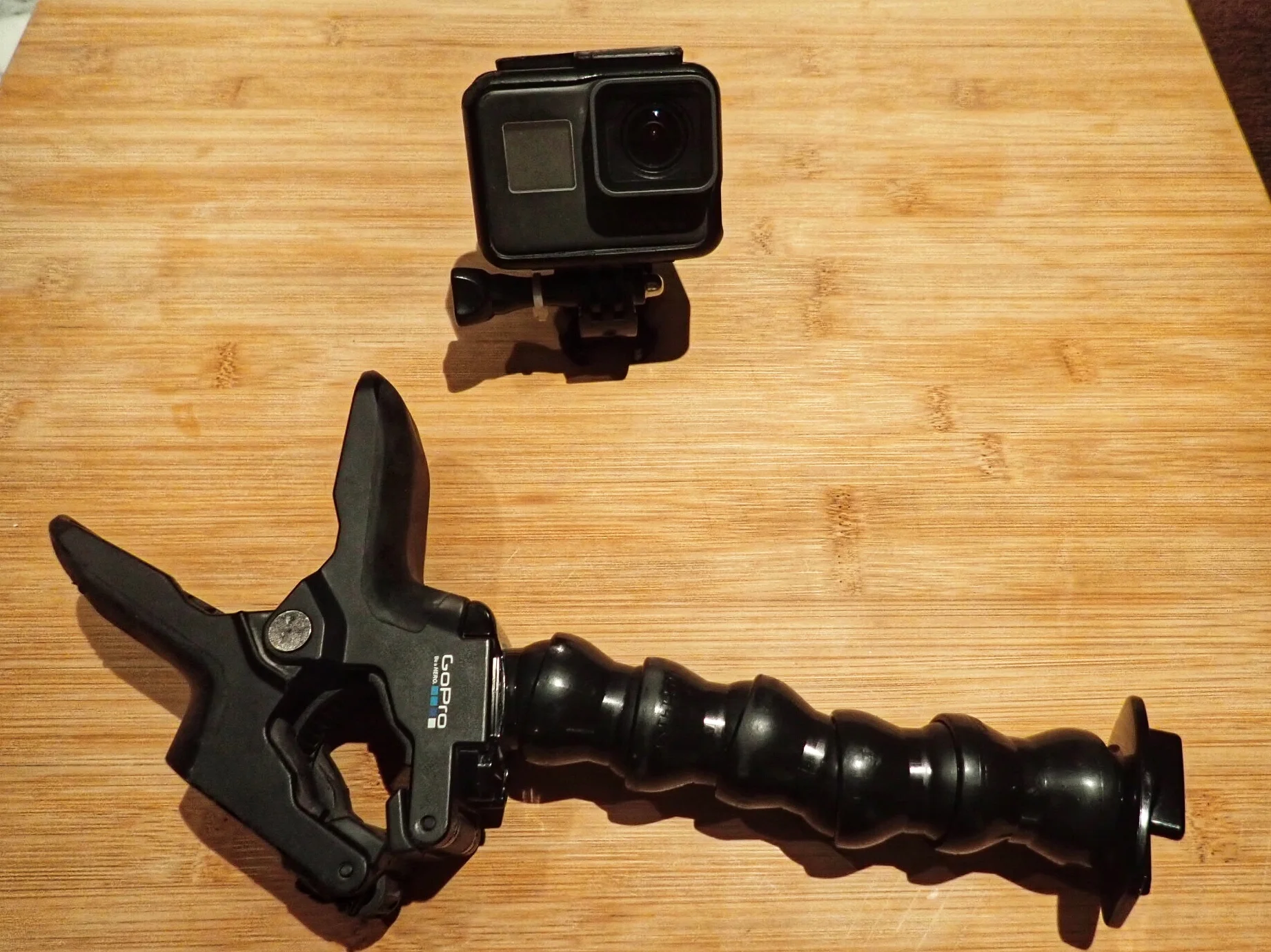 GoPro on käytännössä ainoa varteenotettava actioncamera markkinoila. "Jaw Flex Clamp" - puristintyyppinen kiinnike kameralle on ehdoton ykkönen moottoripyöräilyssä.