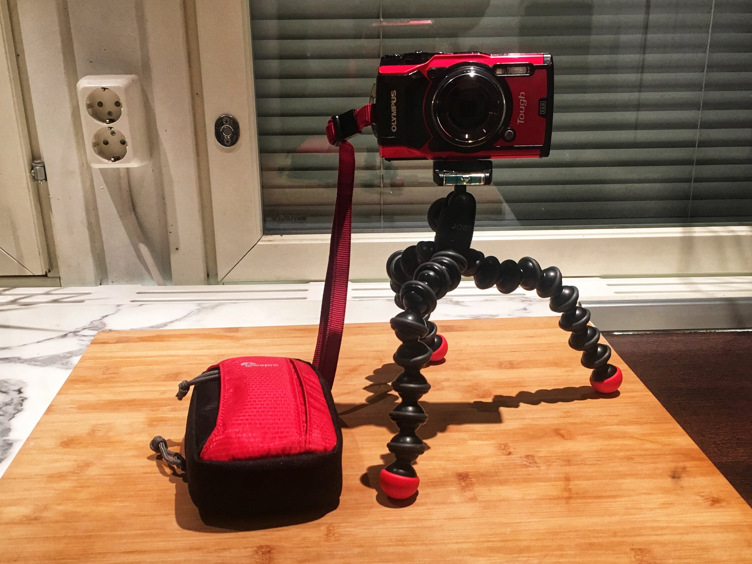 Kamerana olen käyttänyt Olympuksen TG-5 mallia - kestää vettä 15 metrin syvyyteen, lämpötilavaihteluja ja iskuja + kuvanlaatu hyvä jopa jälkimuokkaukseen. Kuvassa näkyvä "Joby" tripodi sopii niin kameraan kun GoProhon