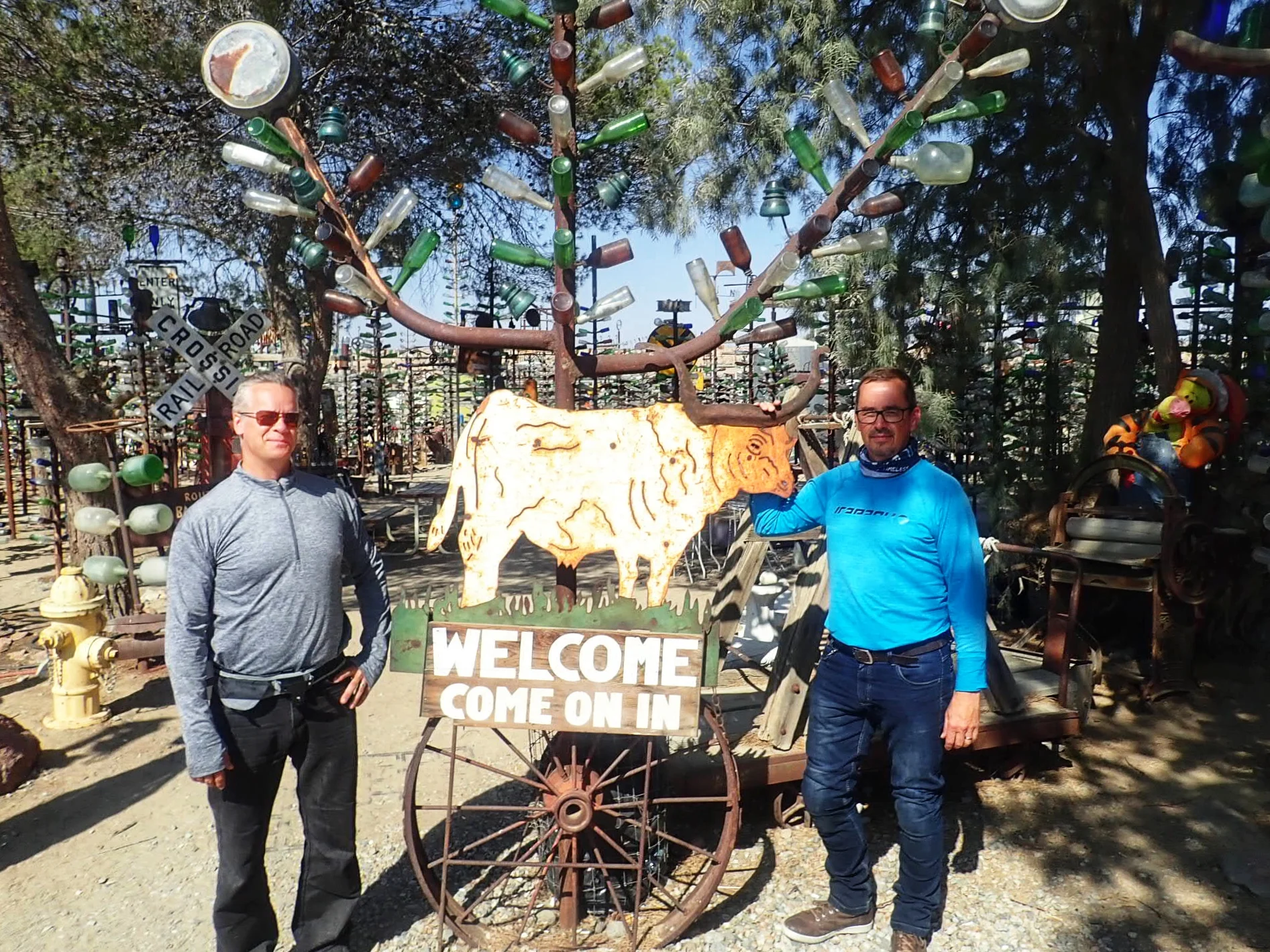 Pikainen pysähdys Elmerin Bottle Tree Ranchillä - yksi Route 66’sen monista kuriositeeteistä. Elmeri on paikallinen taiteilija jonka elämäntyönä on ollut rakentaa metsän tyhjistä pulloista ja muusta romusta. Tätä projektia Elmeri on tehnyt 19 vuoden…