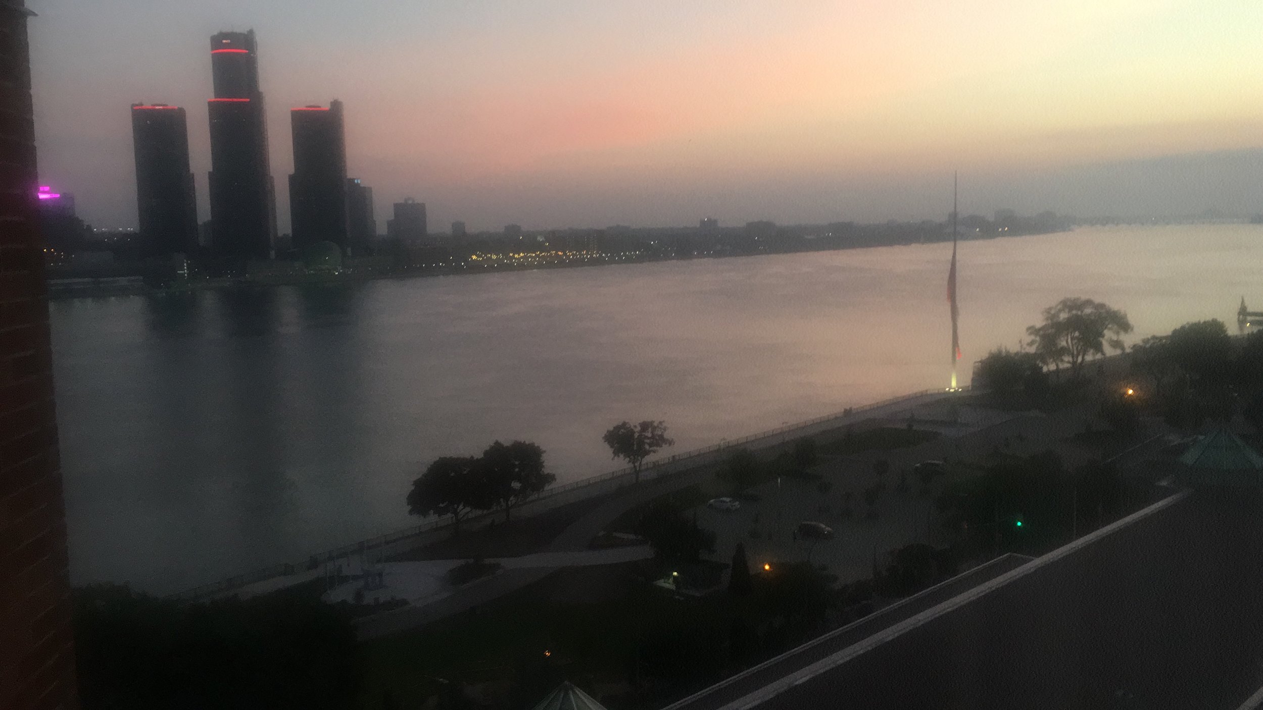 Aamu valkeni kirkkaana hotellin ikkunasta Windsorissa.